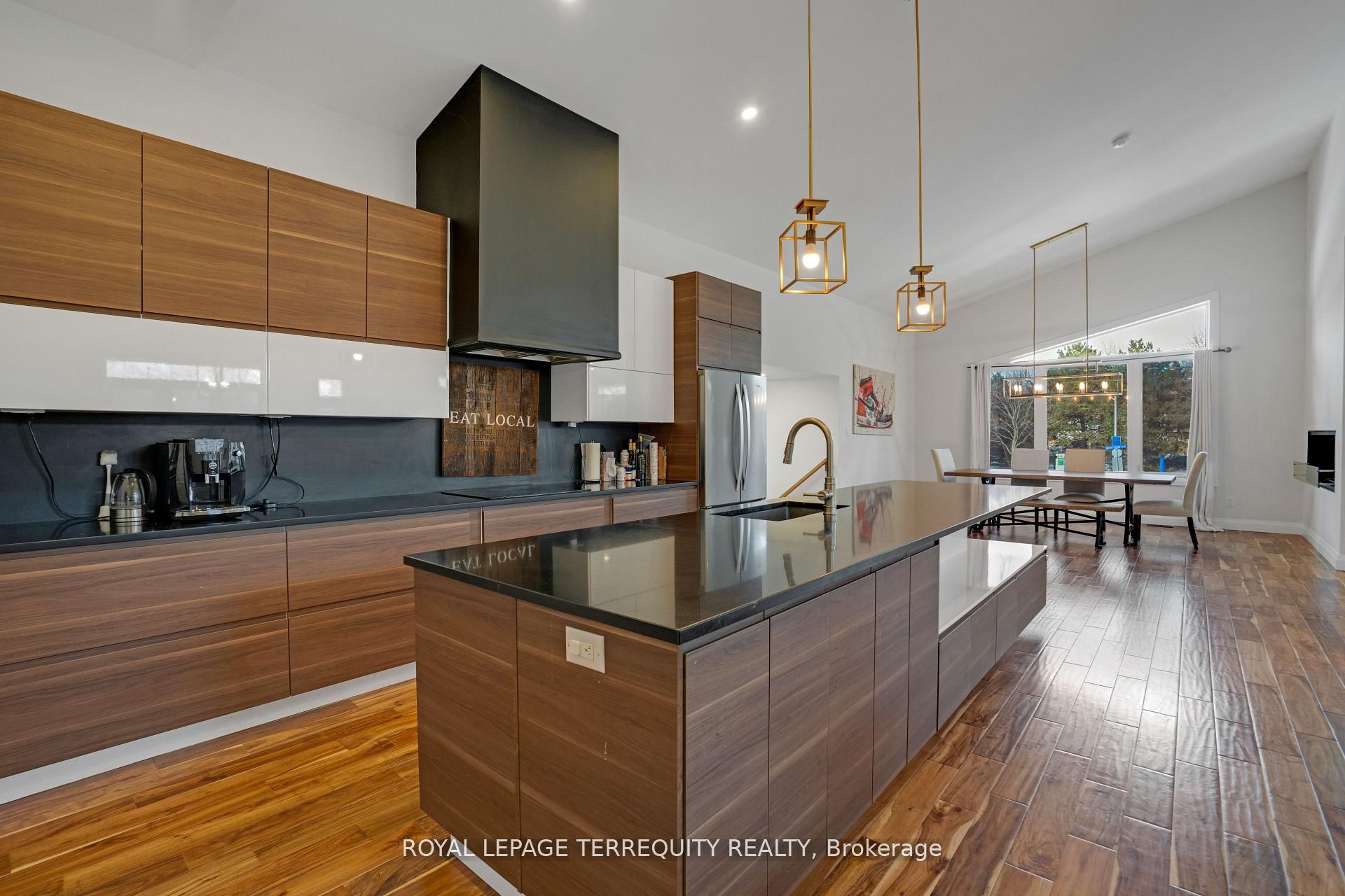716 North Shore Boulevard E Property Photo 6