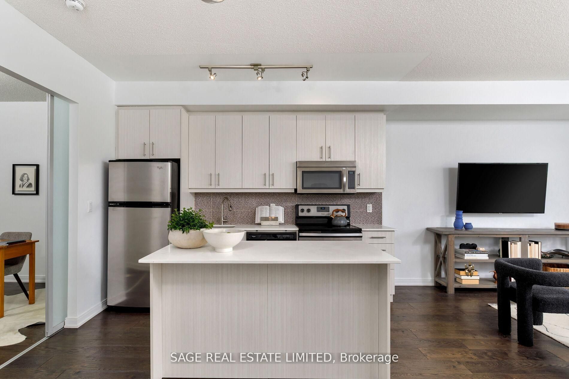 760 The Queensway 401 Property Photo 2