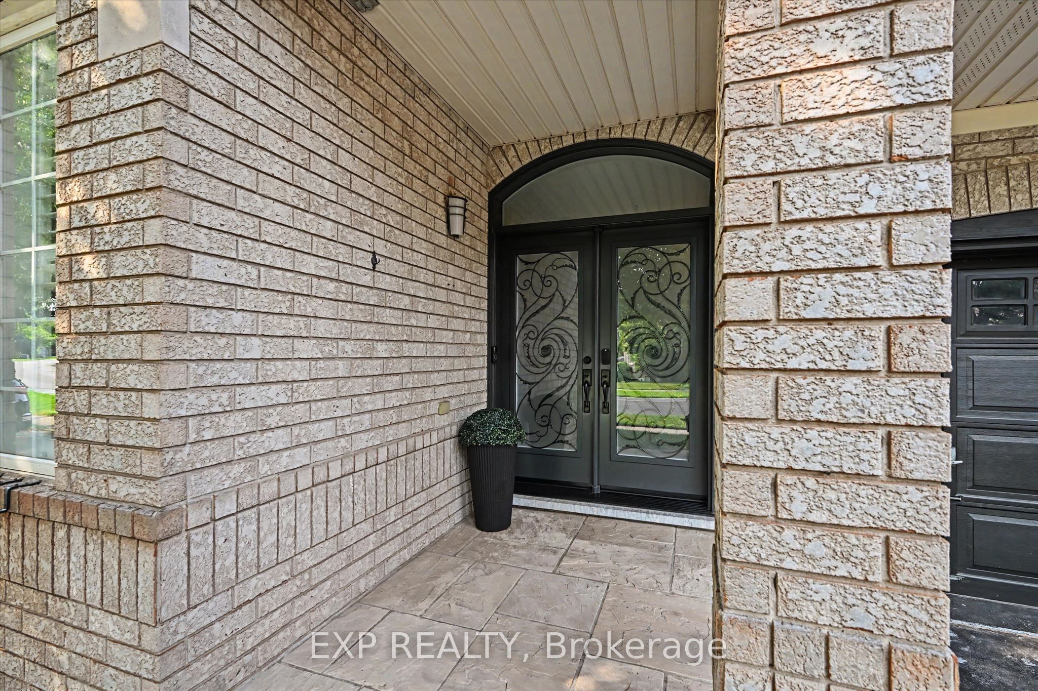 2376 Oakhaven Drive Property Photo 2