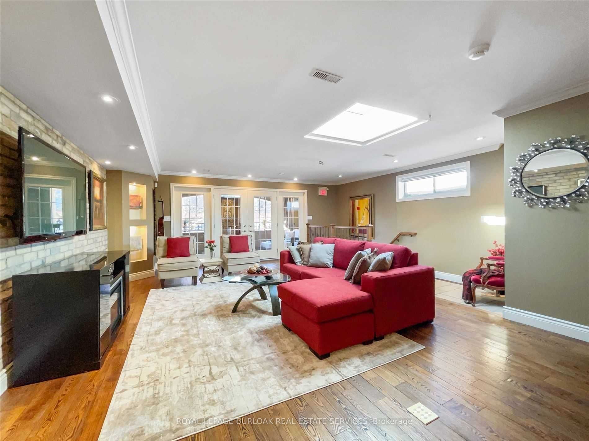 453 Brant Street Property Photo 10
