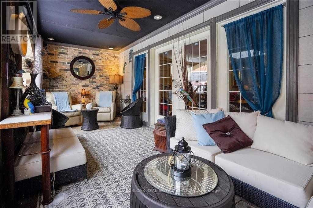 453 Brant Street Property Photo 13