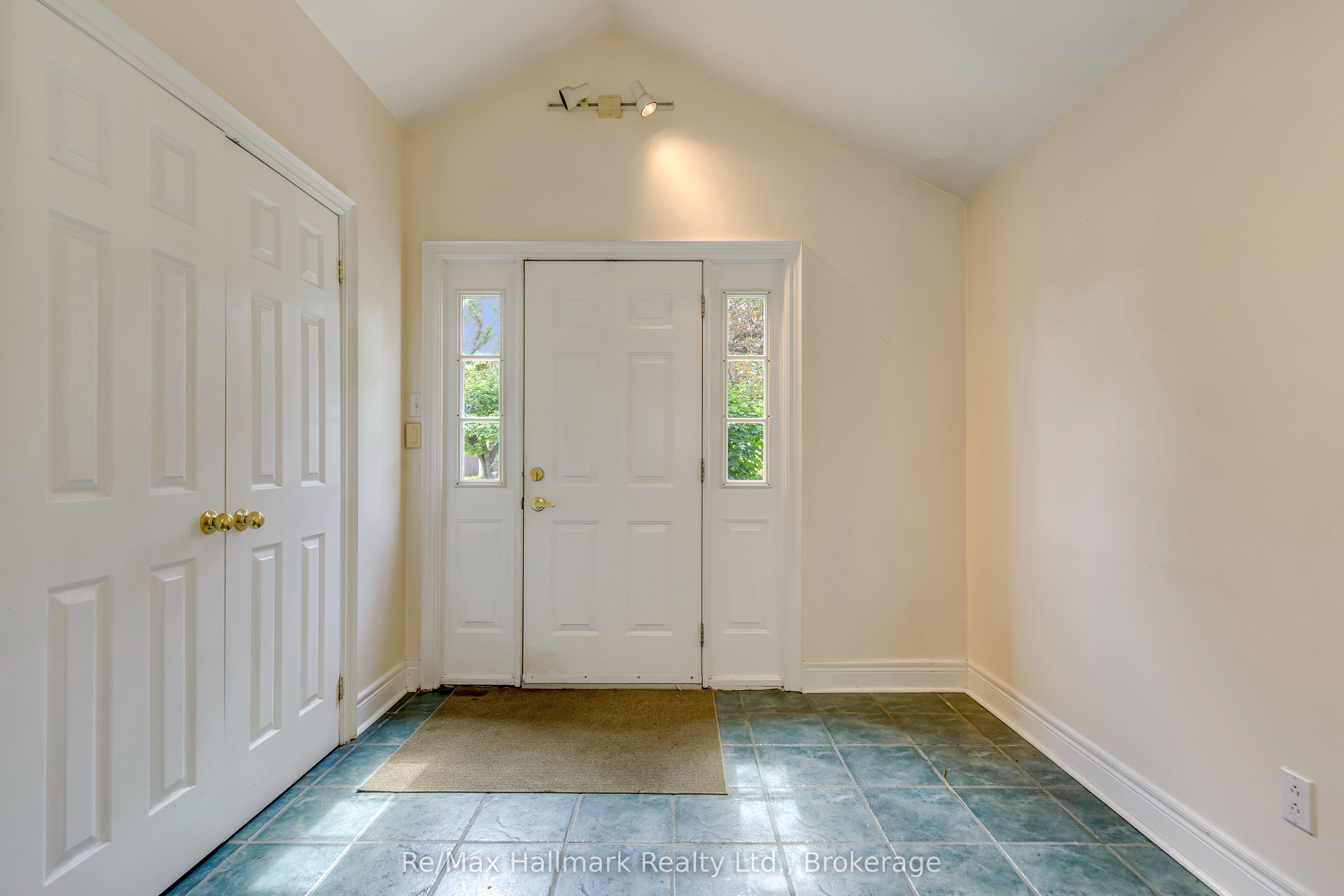 235 Tweedsdale Crescent Property Photo 4