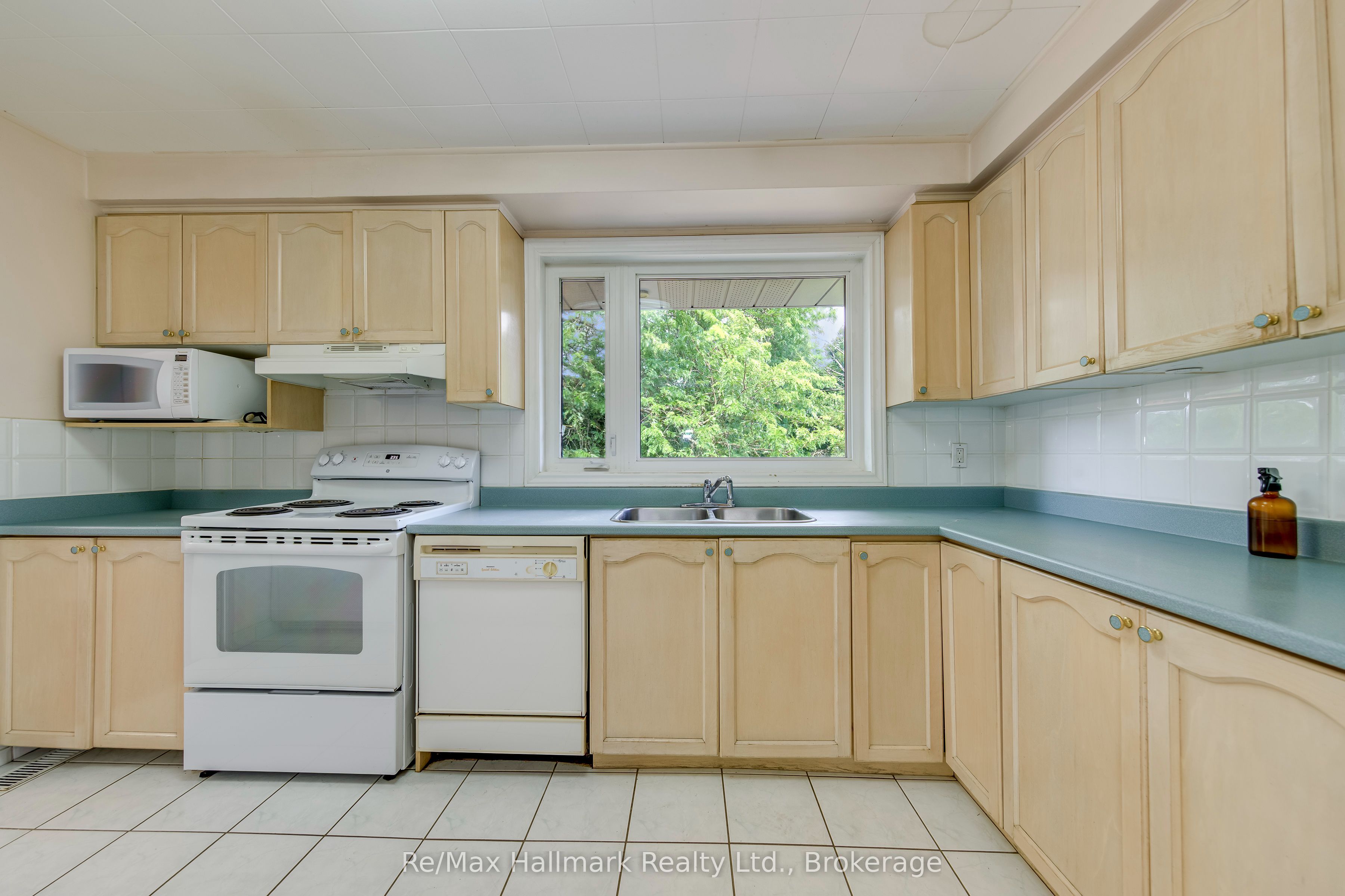 235 Tweedsdale Crescent Property Photo 16