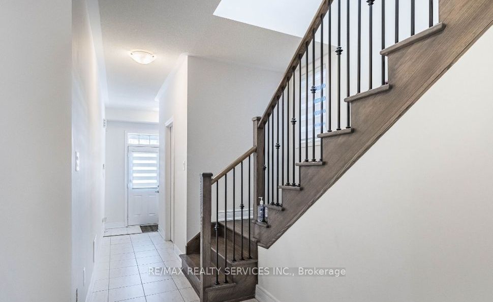 17 Overstone Road E Property Photo 2