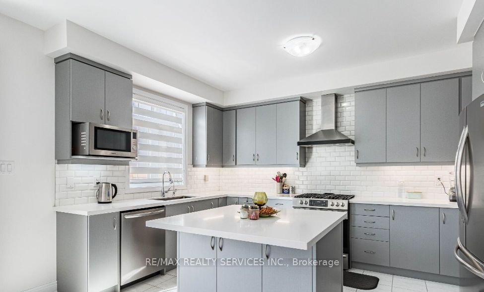 17 Overstone Road E Property Photo 8