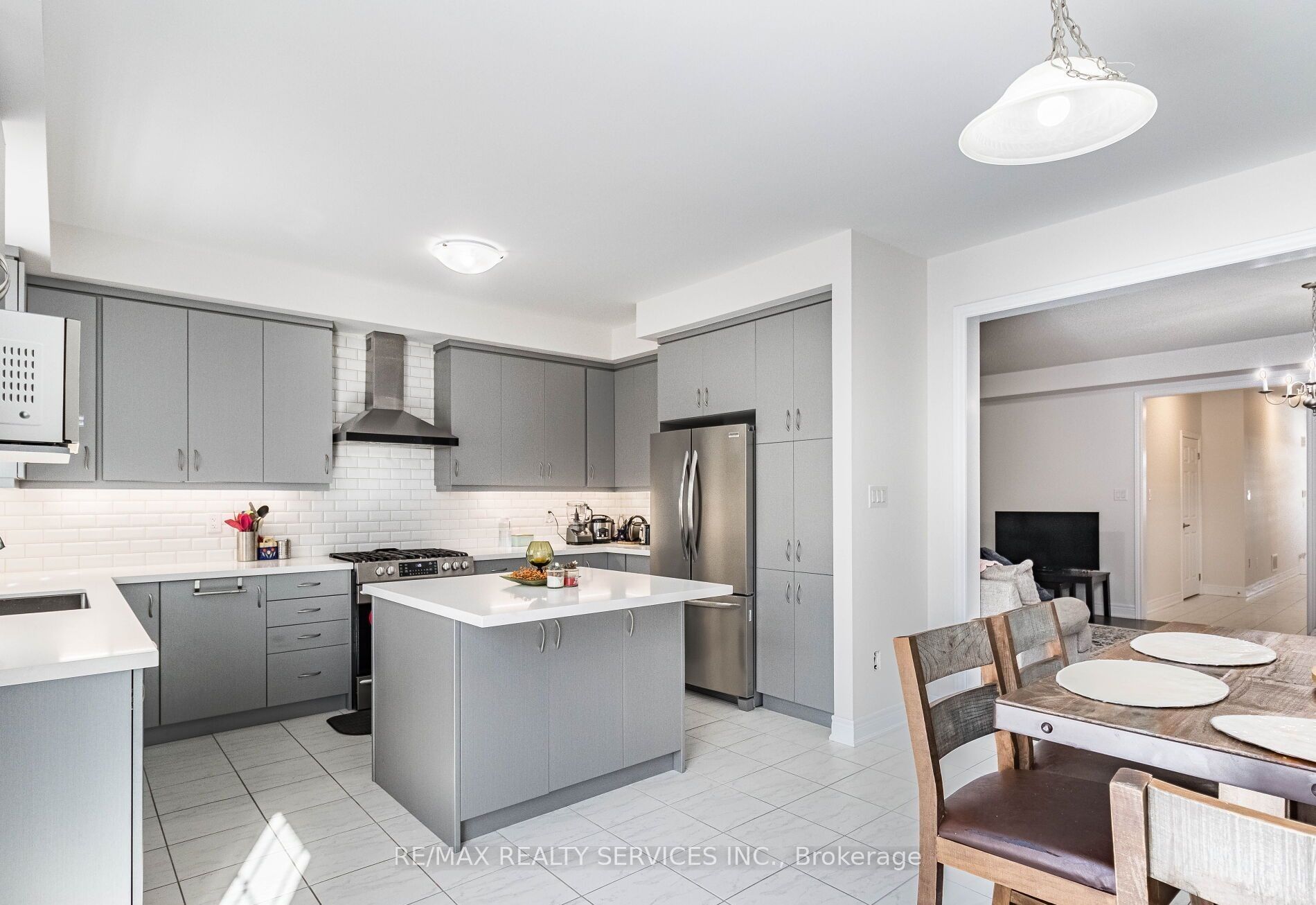 17 Overstone Road E Property Photo 9