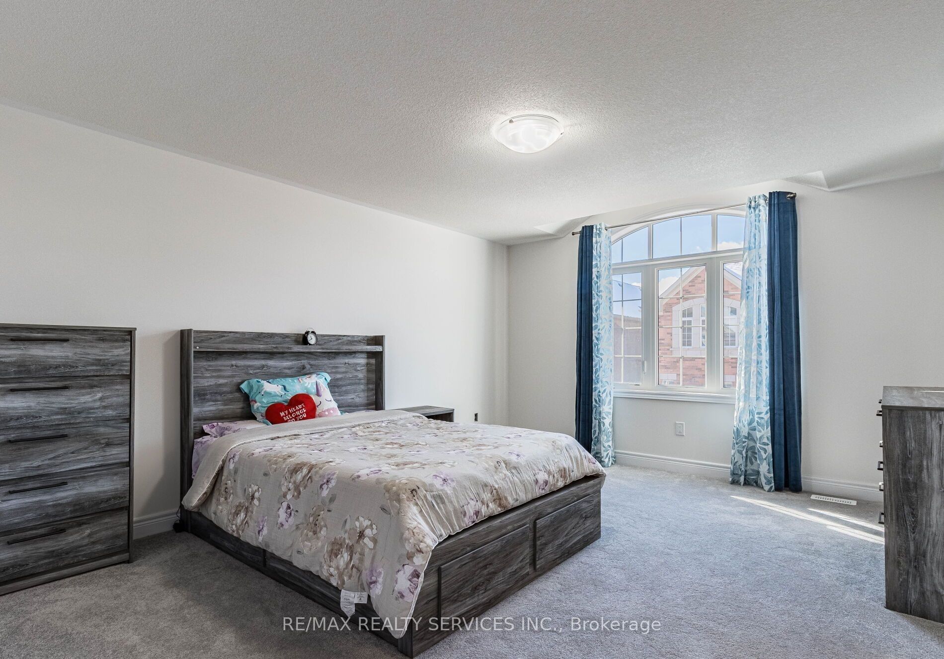 17 Overstone Road E Property Photo 11