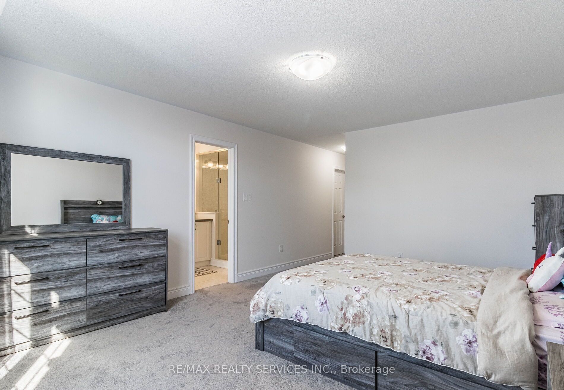 17 Overstone Road E Property Photo 12