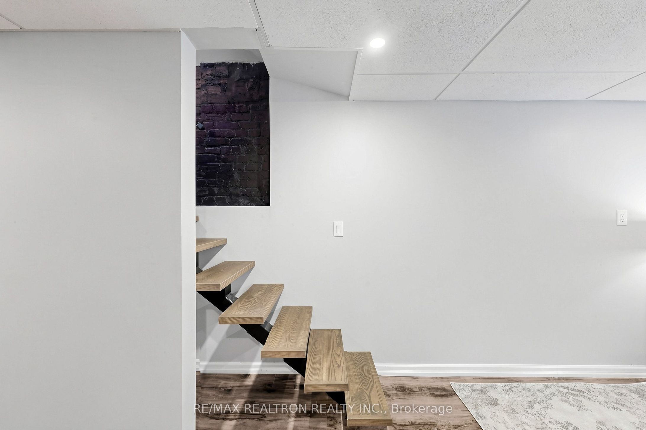 8 Villa Road Property Photo 23