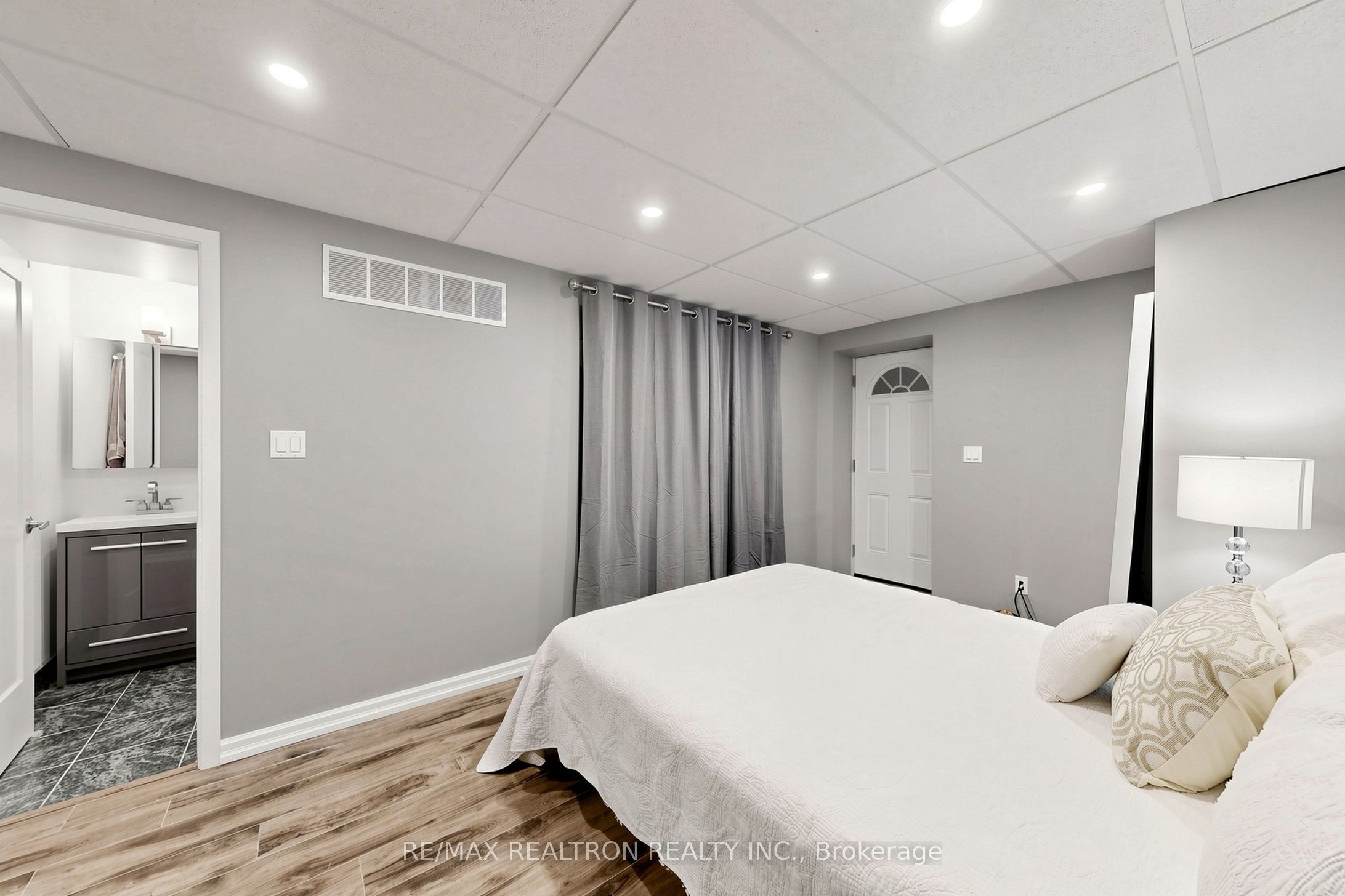 8 Villa Road Property Photo 32