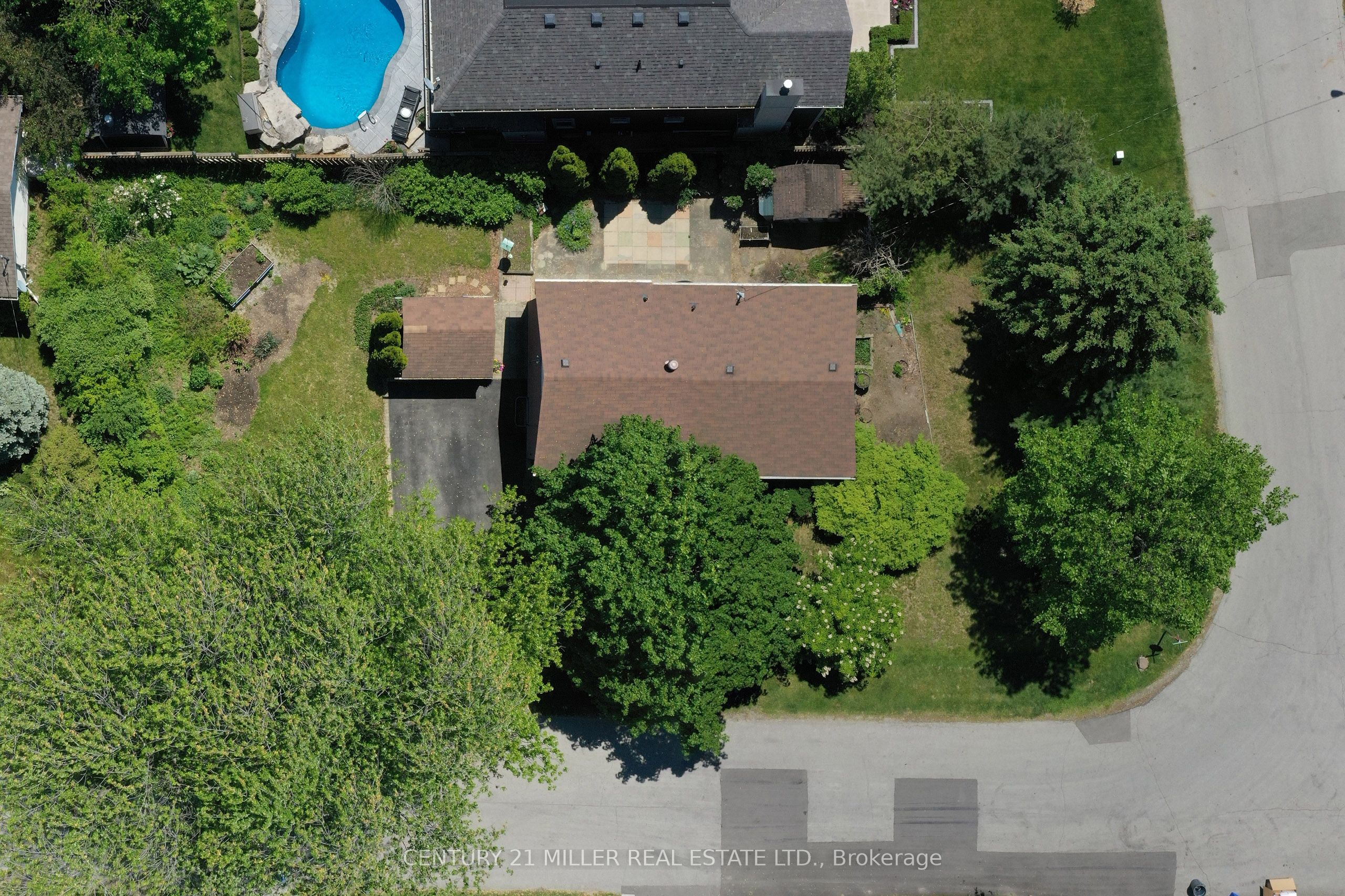 1304 Avon Crescent Property Photo 4