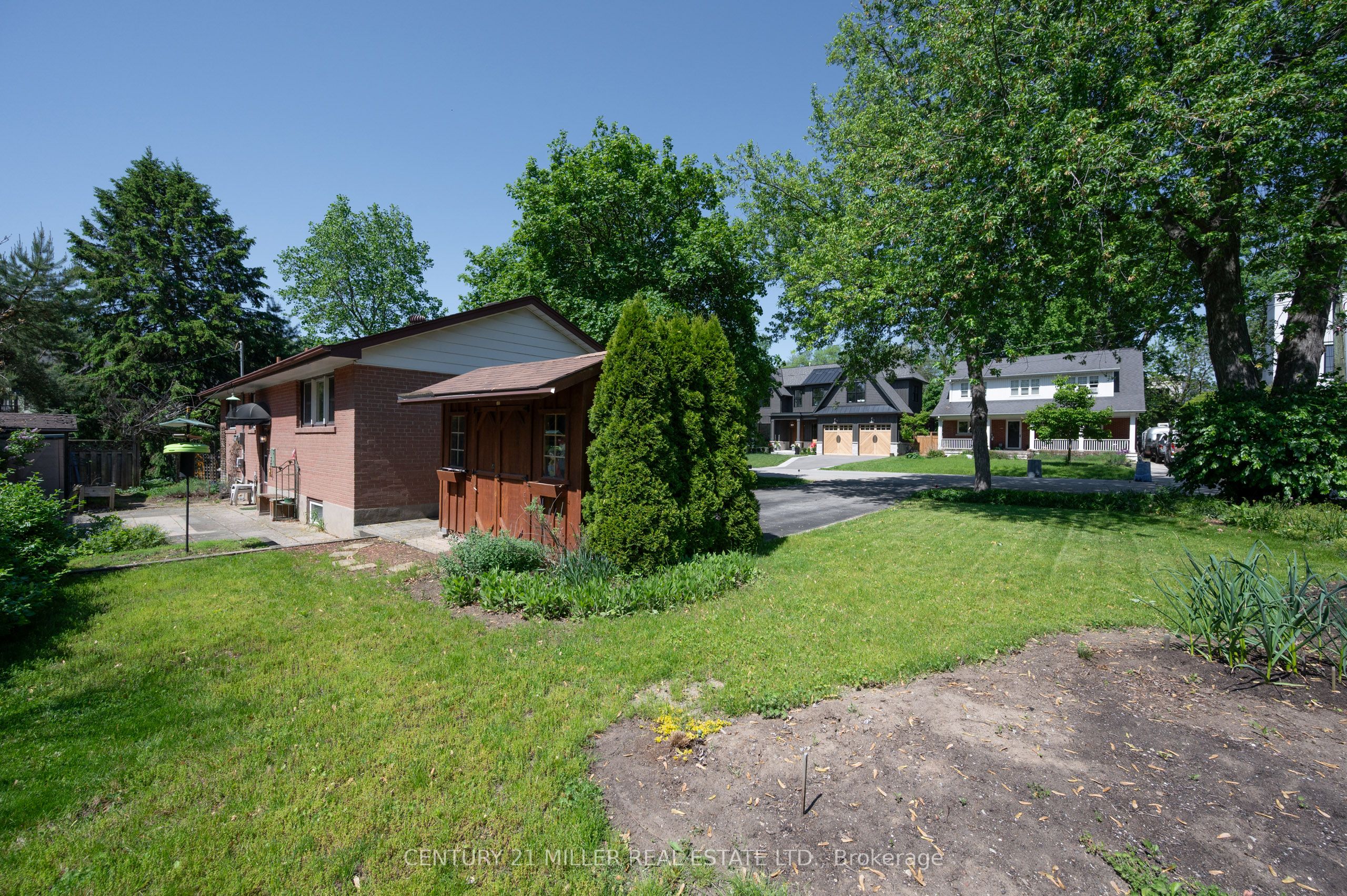 1304 Avon Crescent Property Photo 7