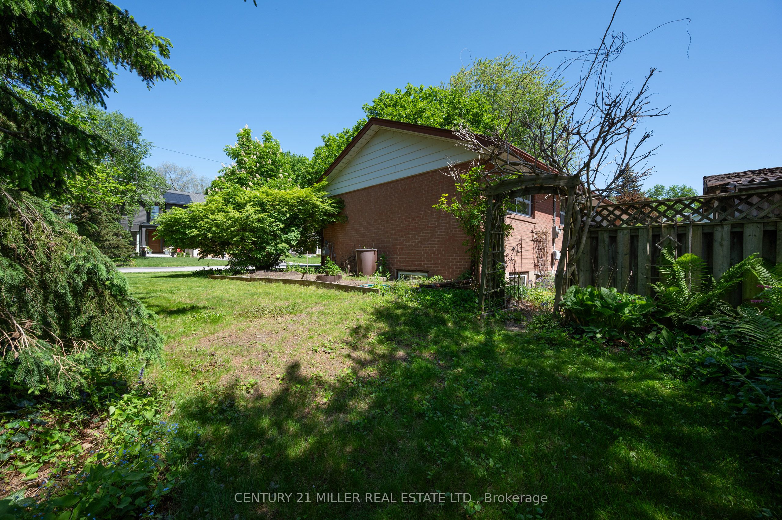 1304 Avon Crescent Property Photo 8