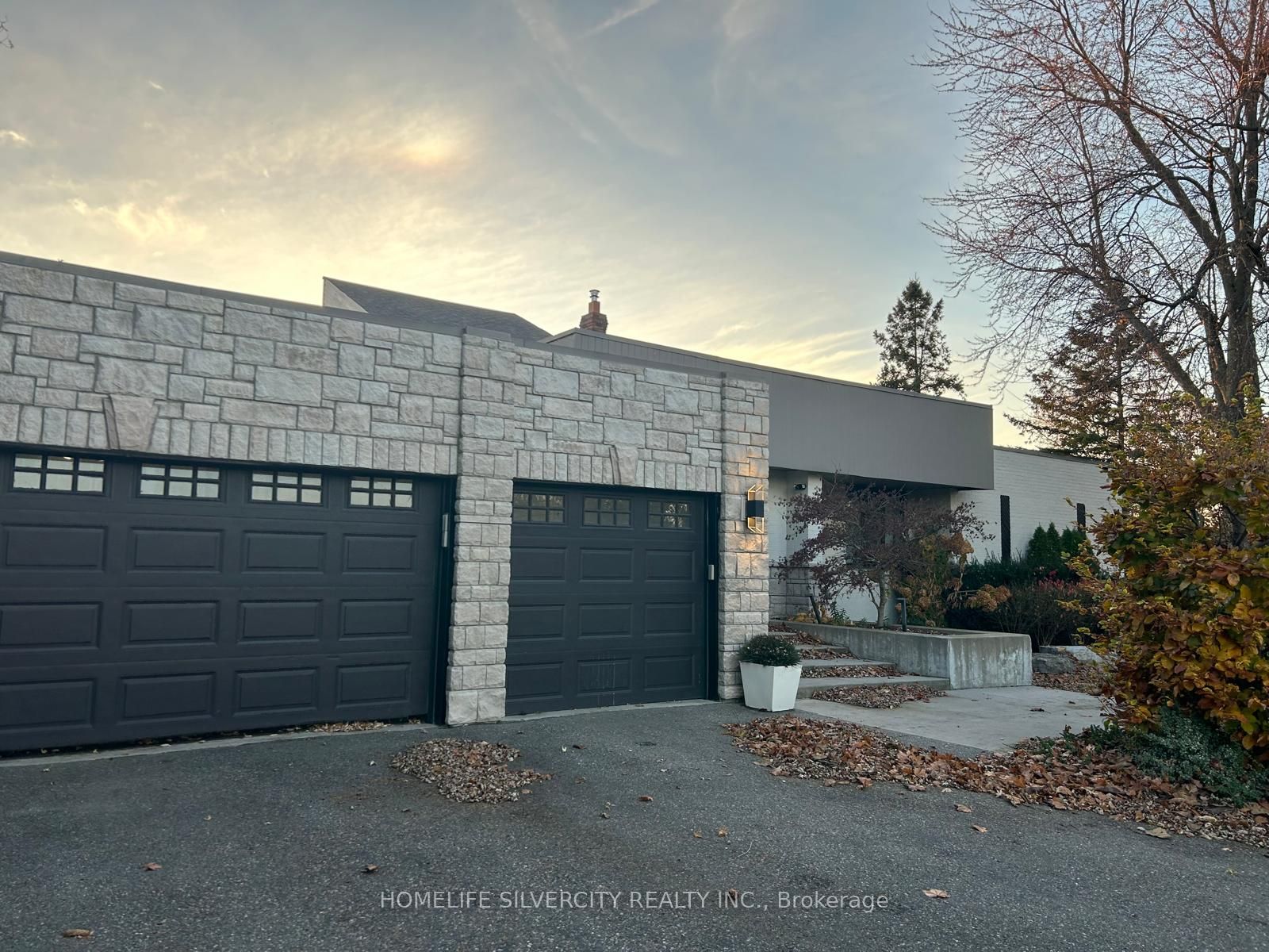 37 Michelangelo Boulevard Property Photo 2