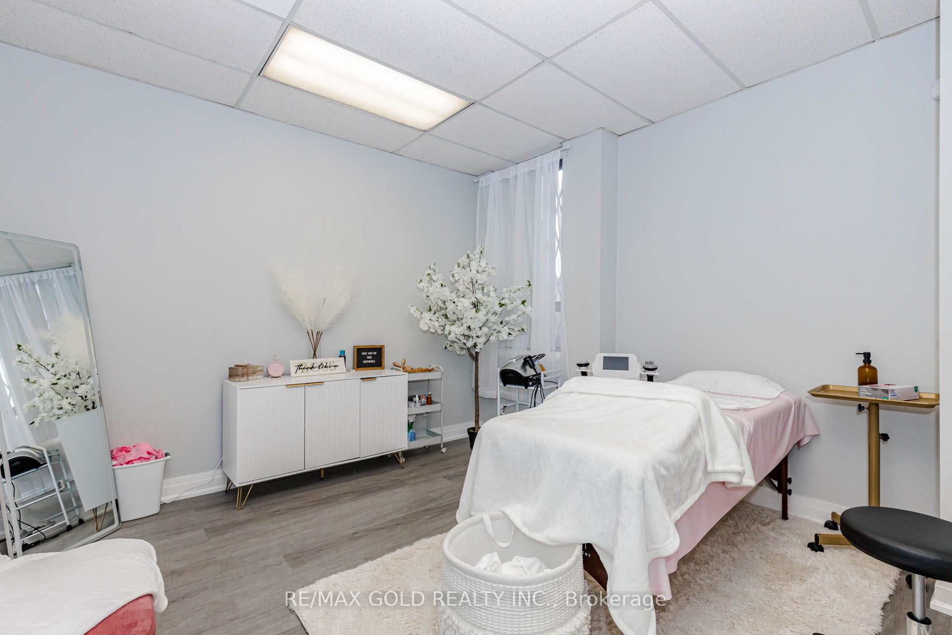 5484 Tomken Road 16 Property Photo 15