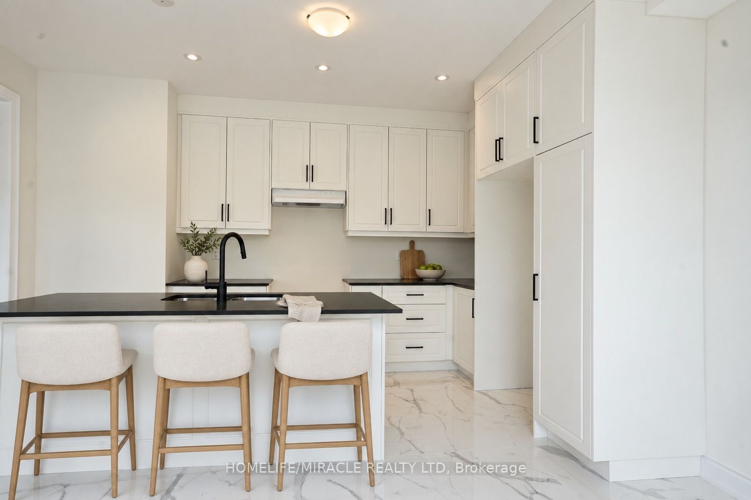 142 Antibes Drive Property Photo 4