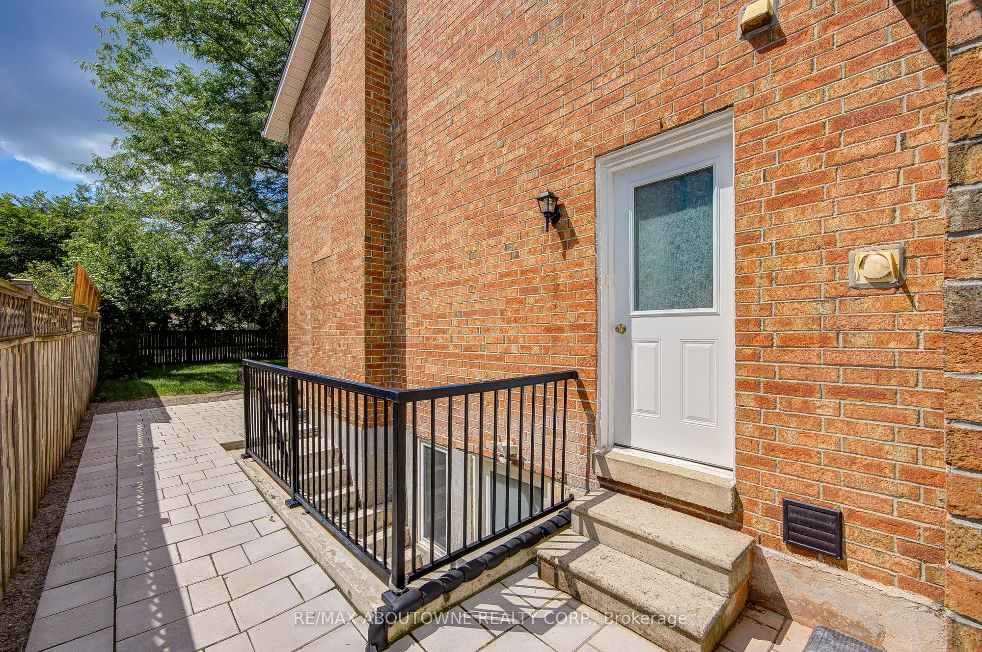 1108 Notley Crescent Lower Property Photo 6