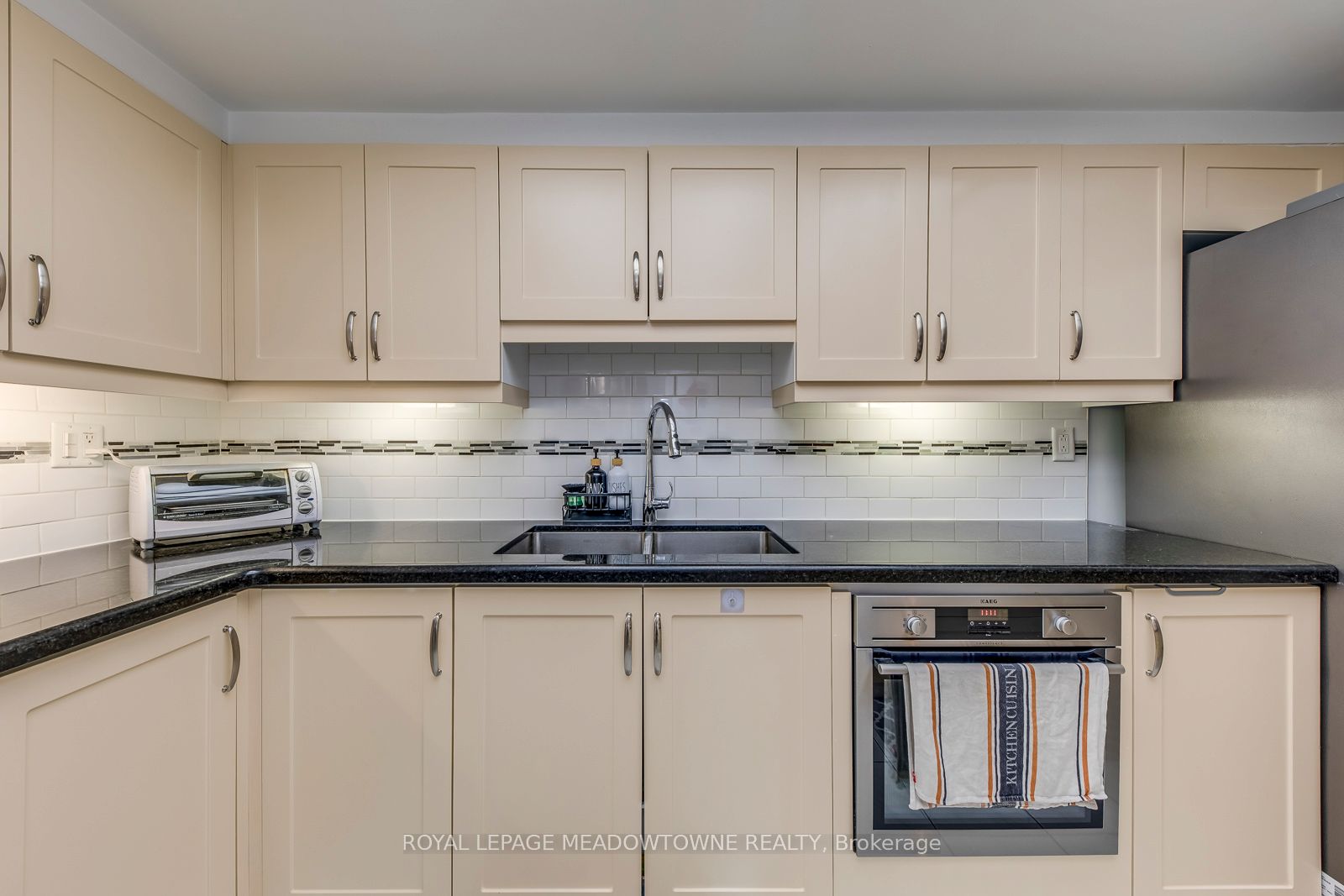 2045 Lakeshore Boulevard W 2011 Property Photo 7