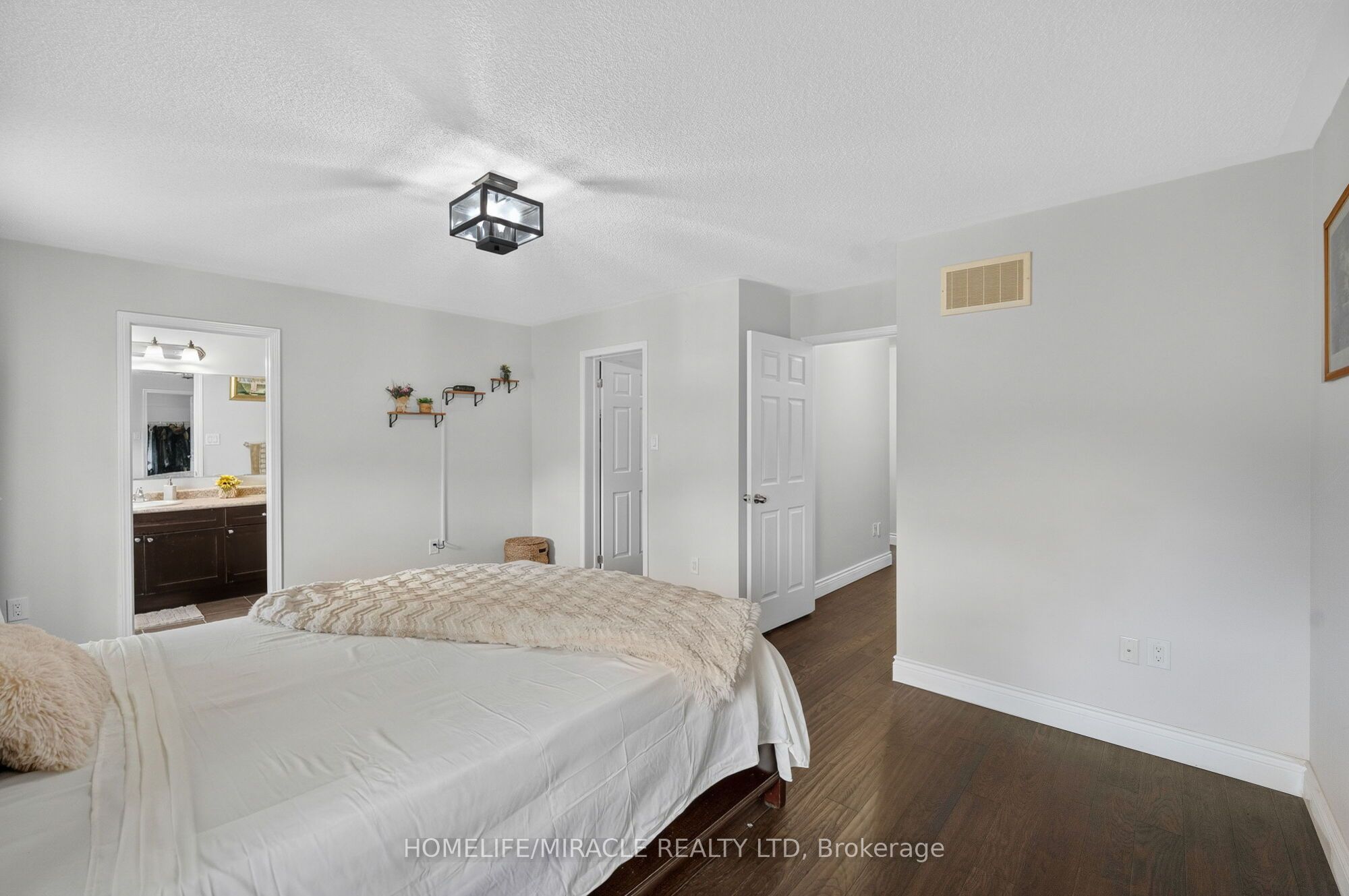 452 Tyrone Crescent Property Photo 5