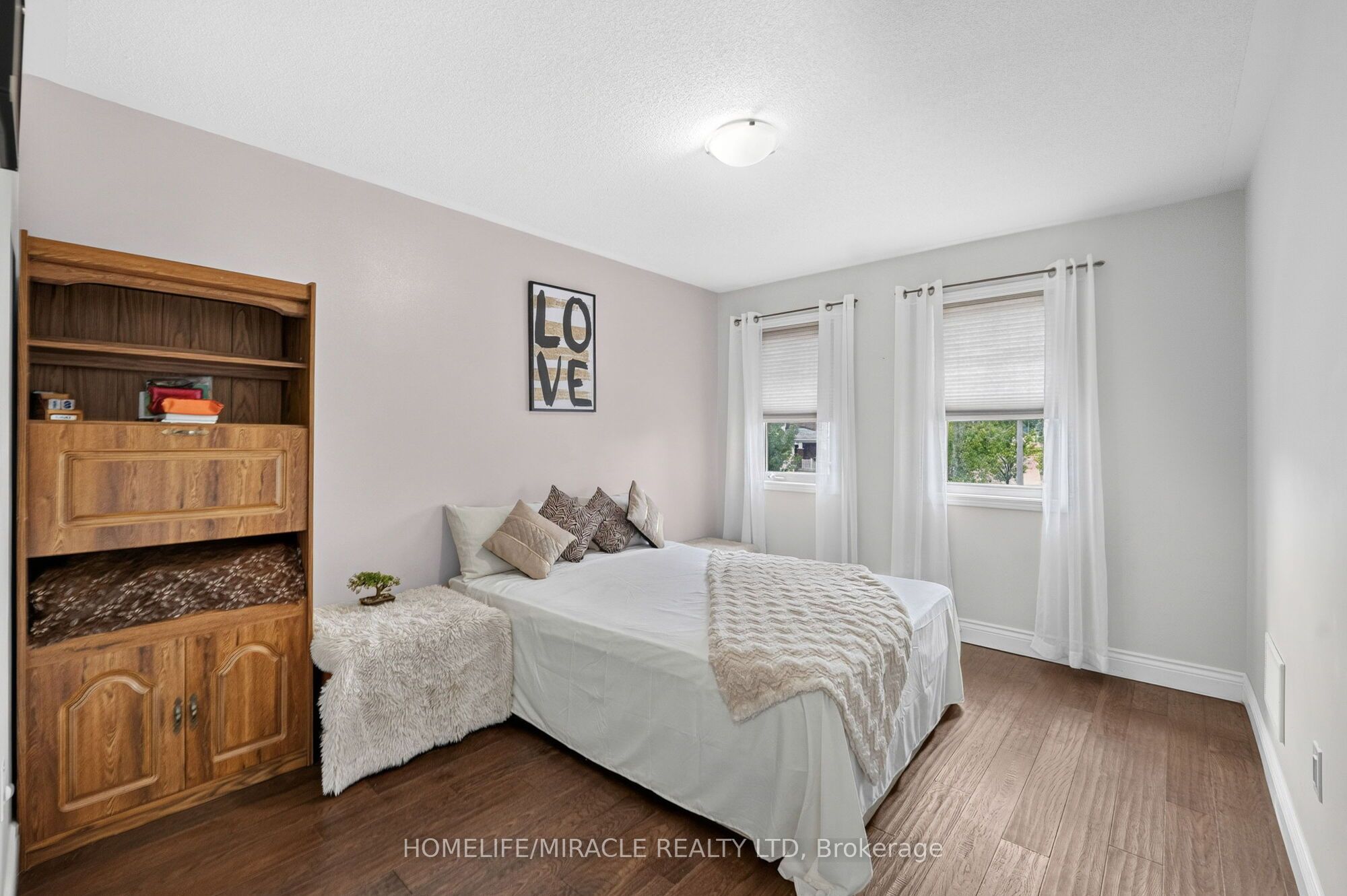 452 Tyrone Crescent Property Photo 8