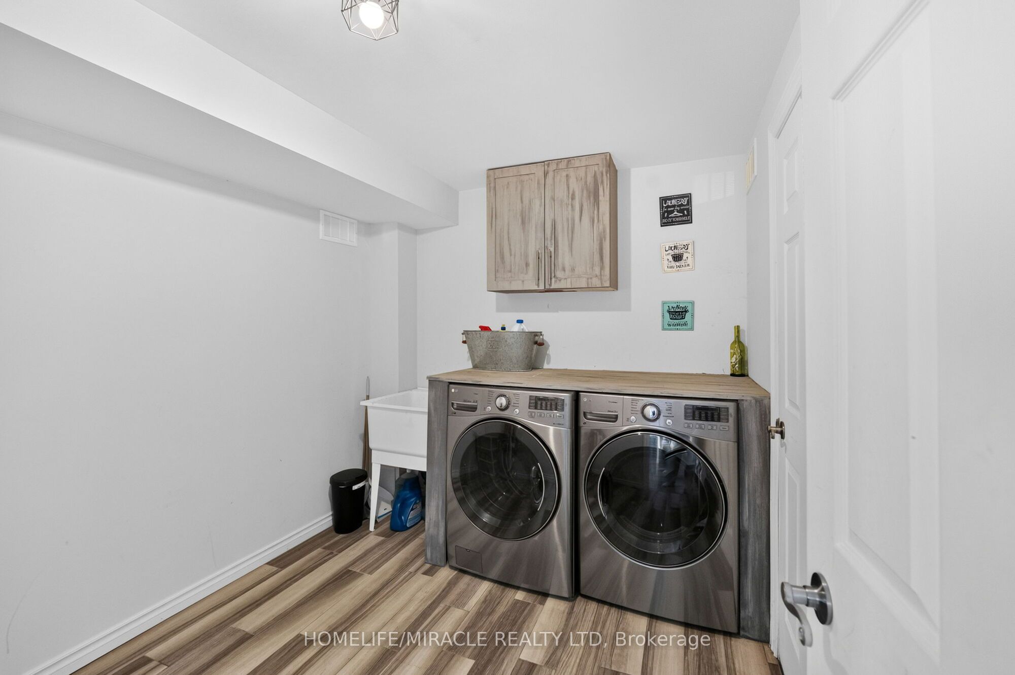 452 Tyrone Crescent Property Photo 36