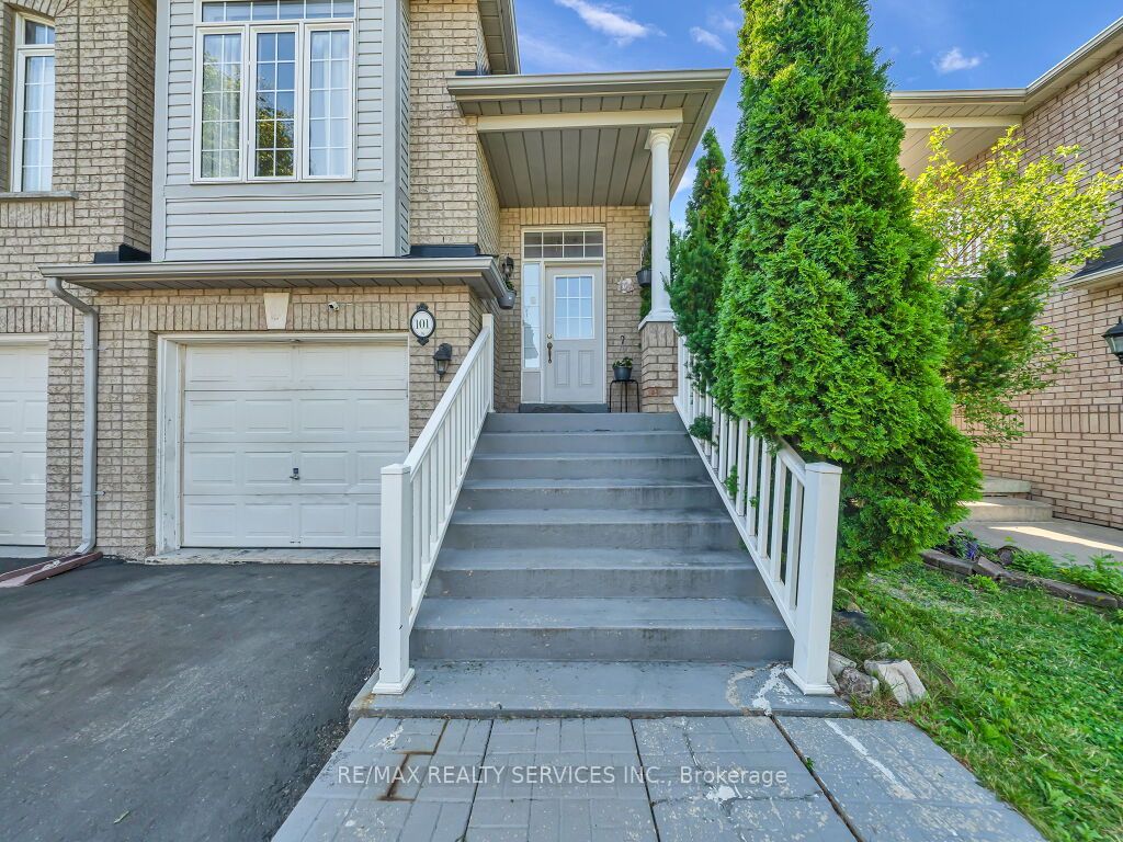 101 River Rock Crescent Property Photo 4