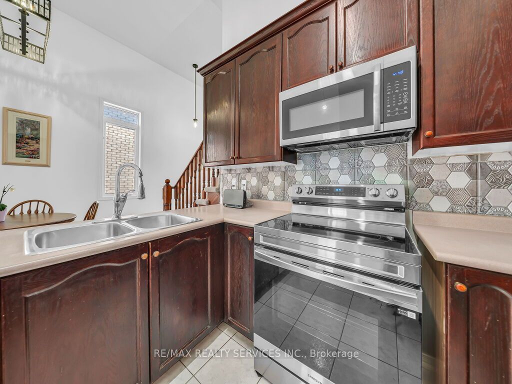 101 River Rock Crescent Property Photo 13