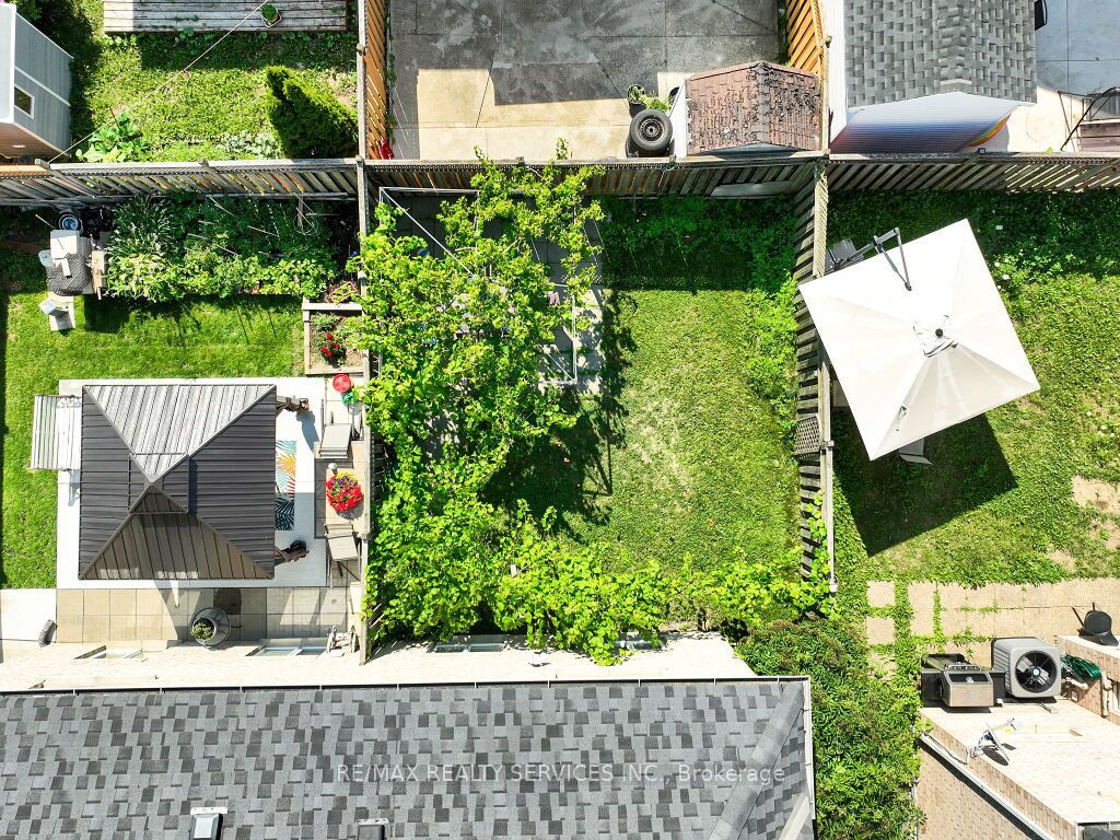 101 River Rock Crescent Property Photo 36