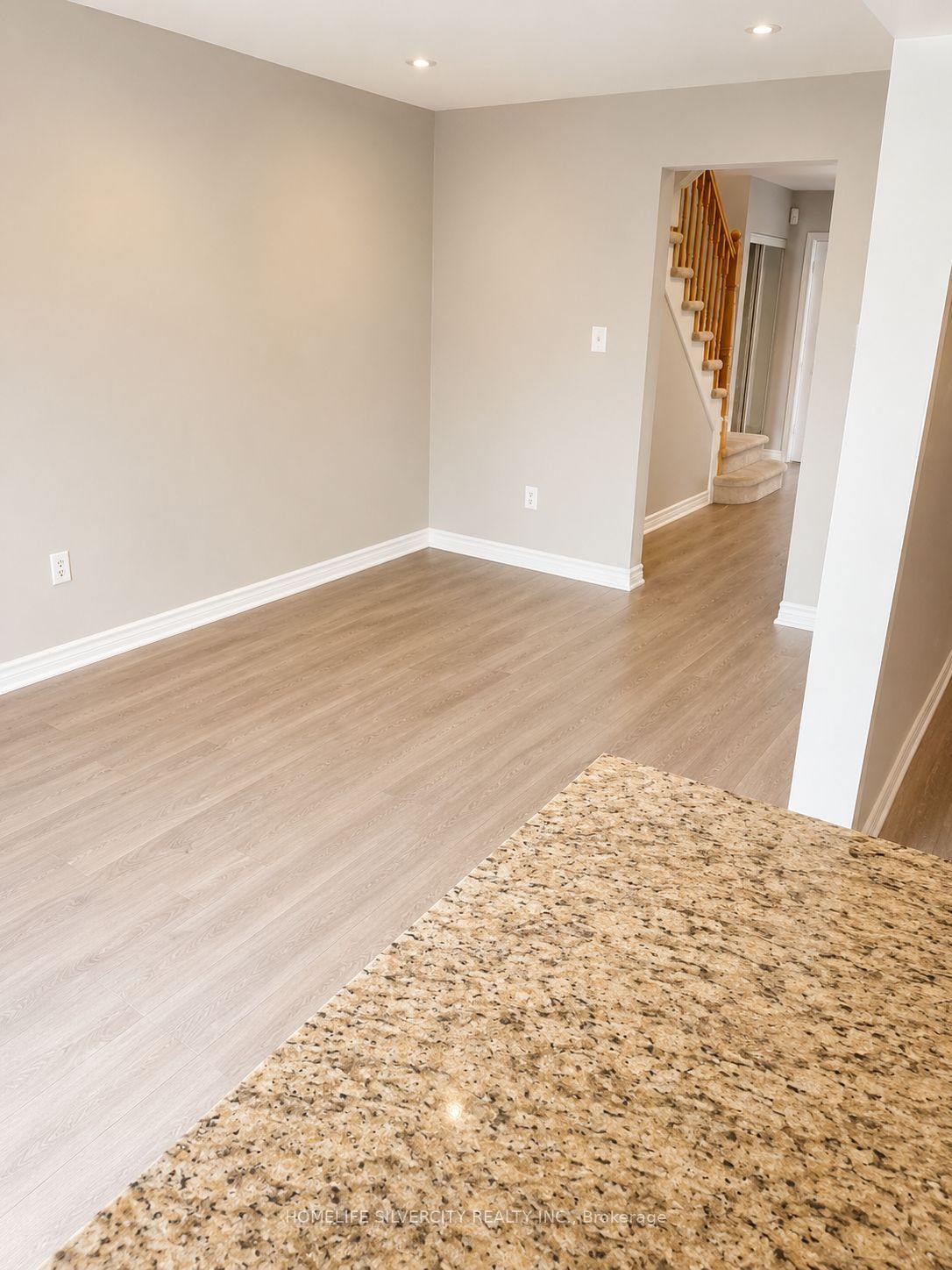 W13704036 Property Photo 11