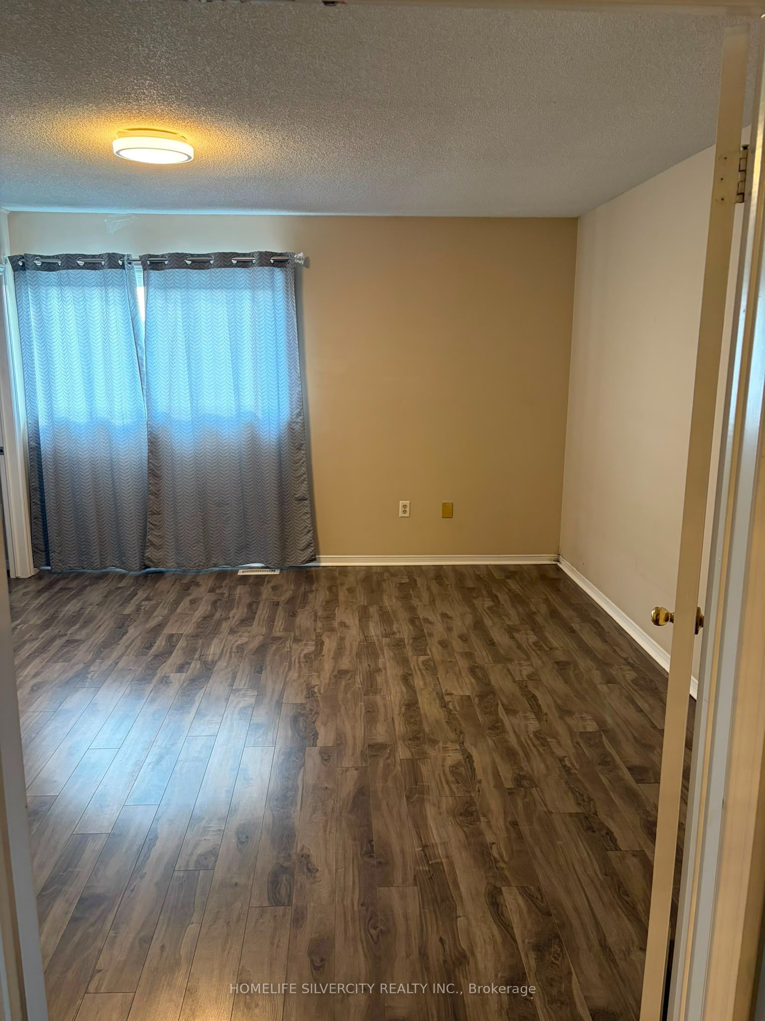W13704036 Property Photo 15