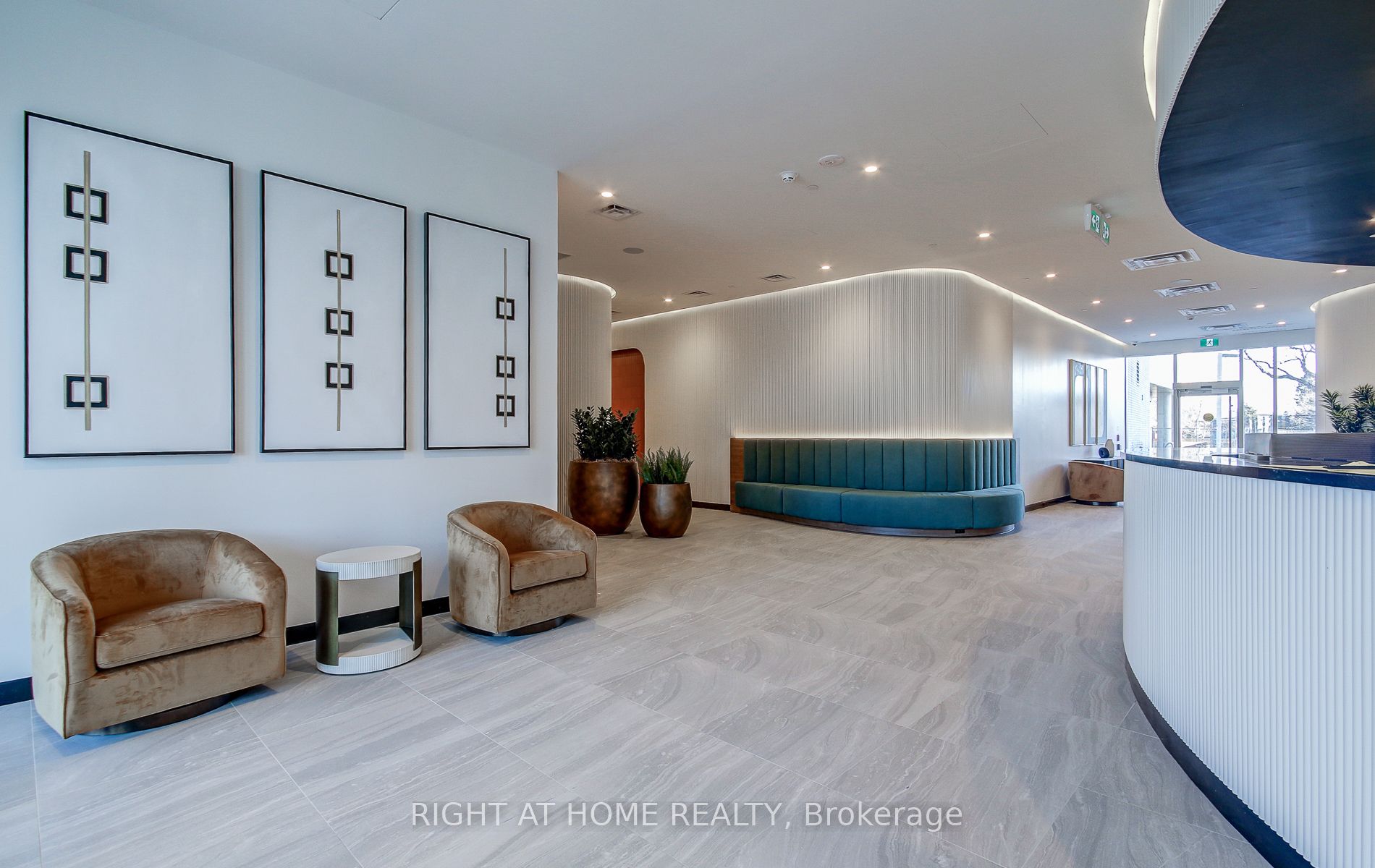 689 The Queensway 504 Property Photo 6