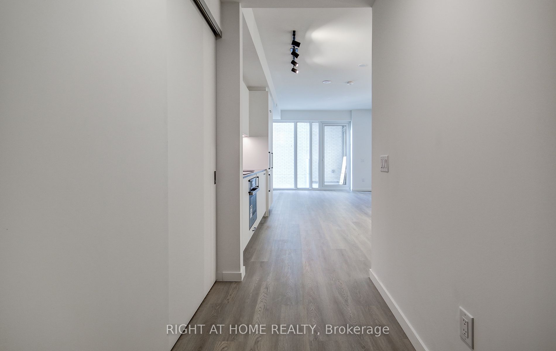 689 The Queensway 504 Property Photo 8