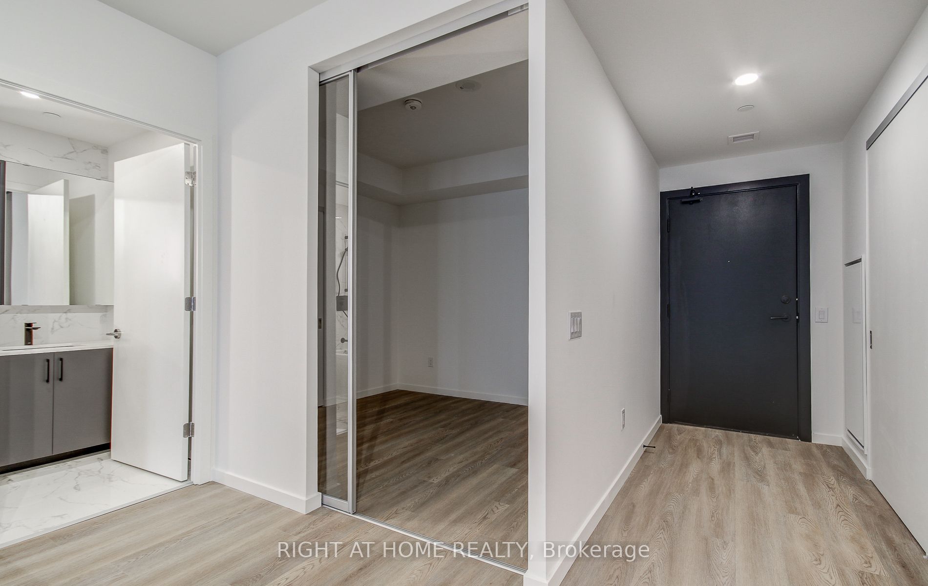 689 The Queensway 504 Property Photo 9