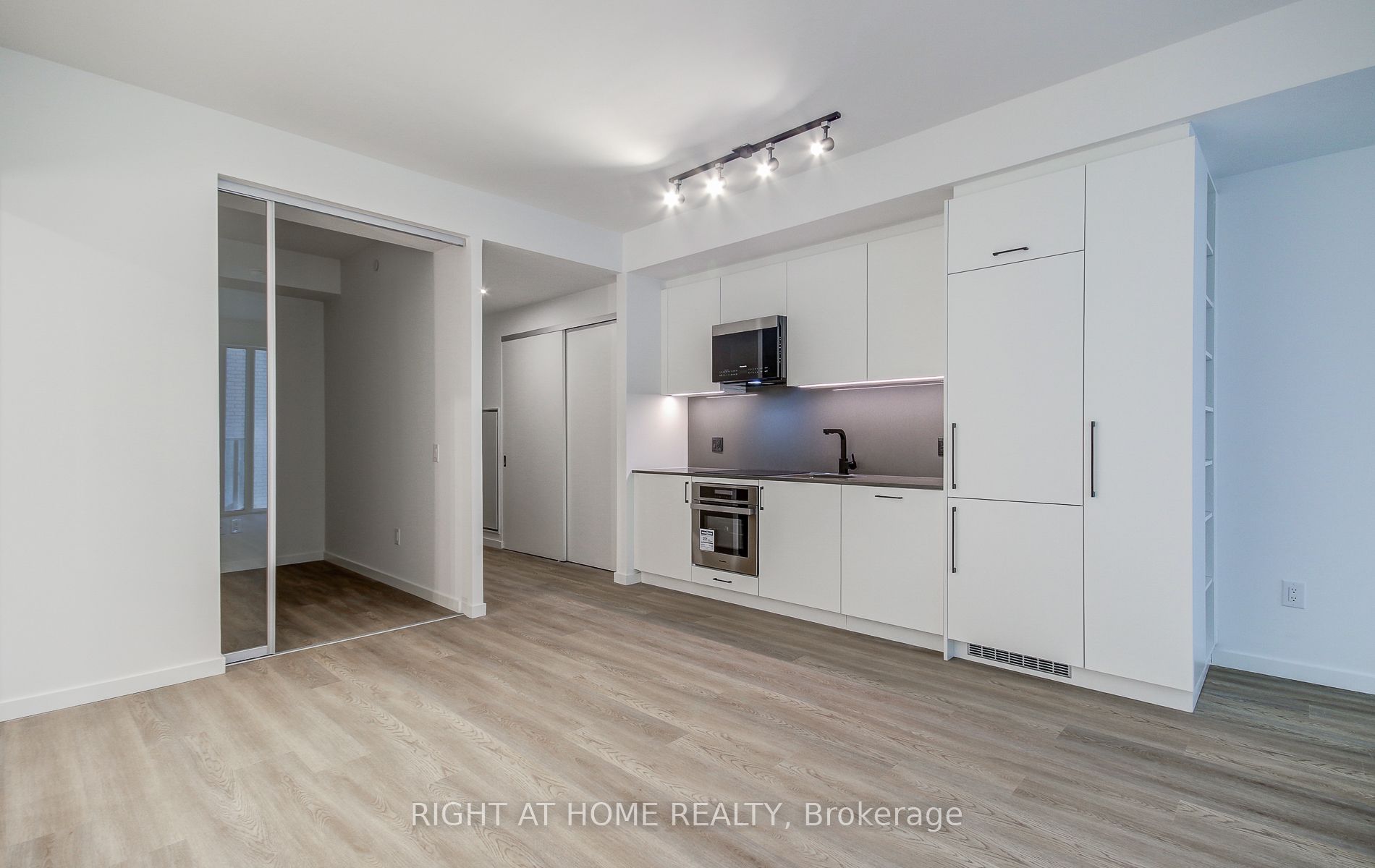689 The Queensway 504 Property Photo 10