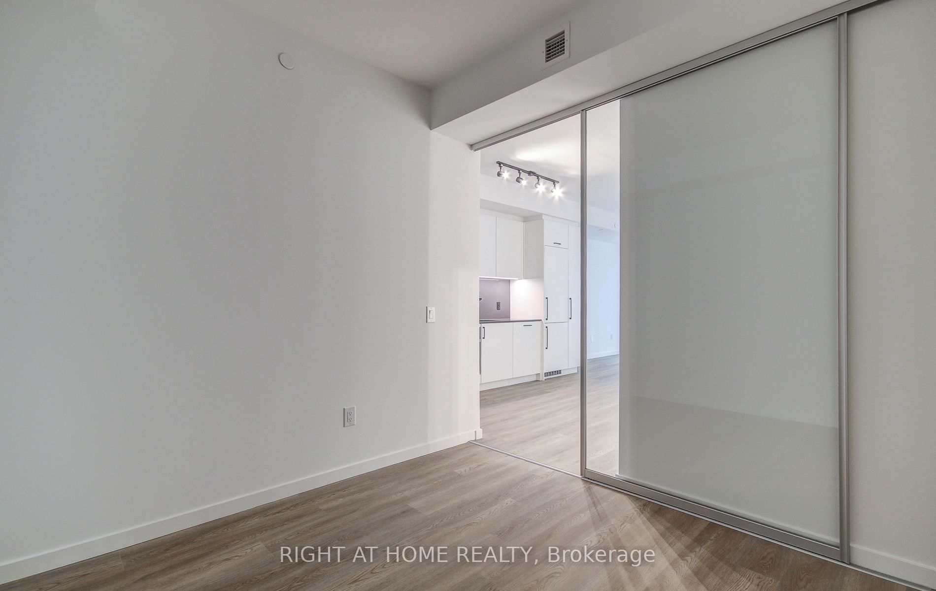 689 The Queensway 504 Property Photo 11