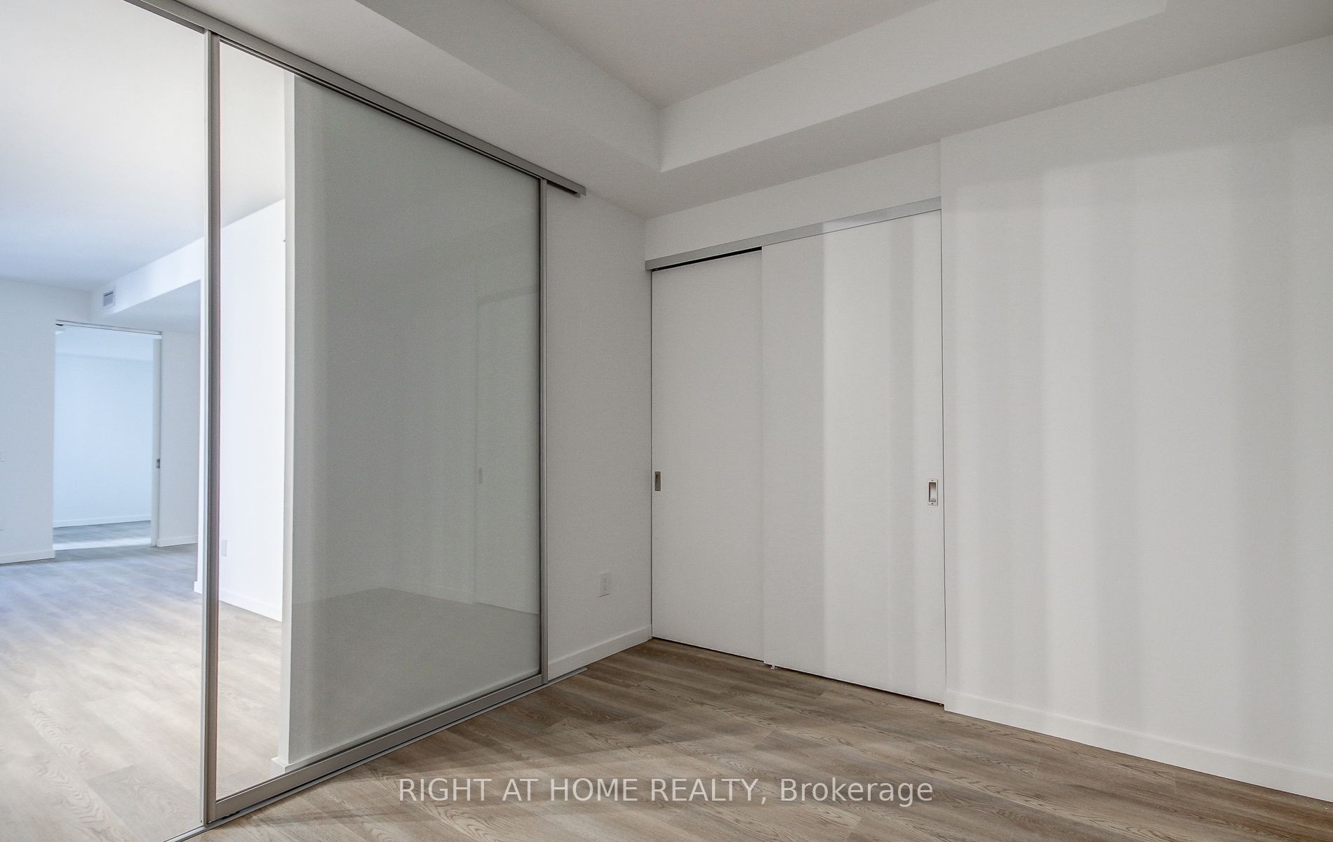689 The Queensway 504 Property Photo 12