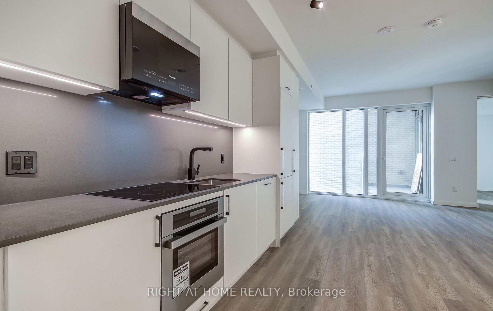 689 The Queensway 504 Property Photo 14