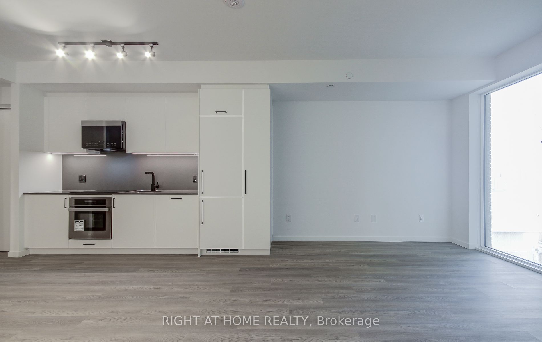 689 The Queensway 504 Property Photo 15