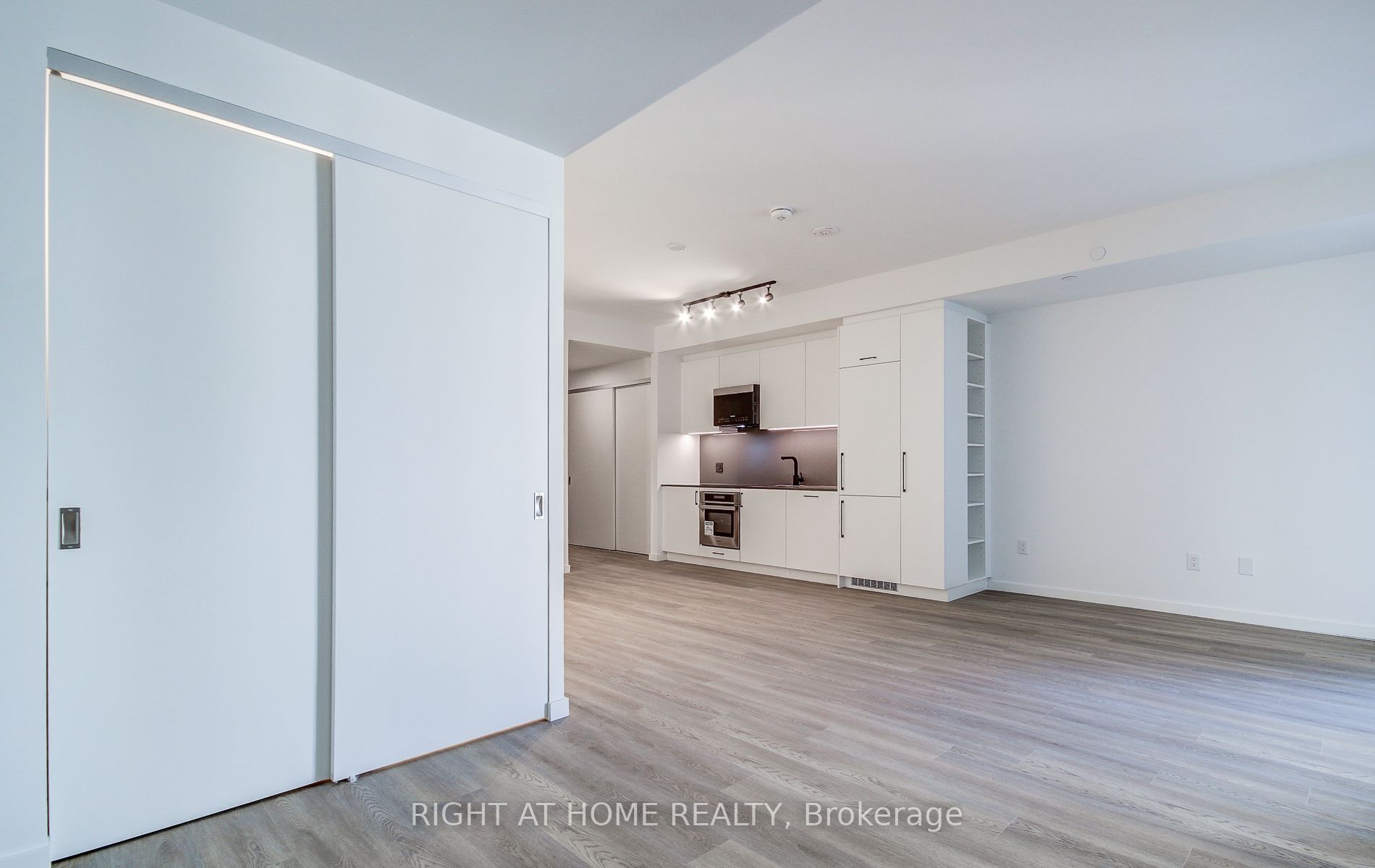 689 The Queensway 504 Property Photo 19