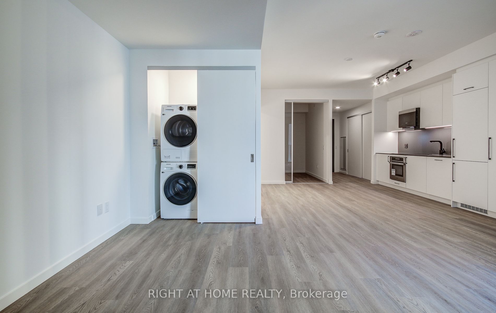 689 The Queensway 504 Property Photo 20