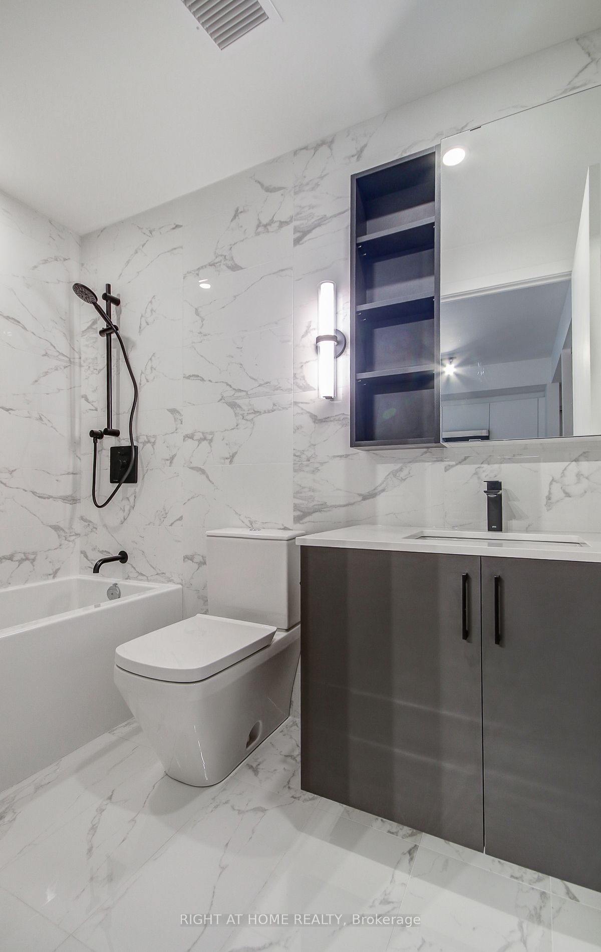 689 The Queensway 504 Property Photo 23
