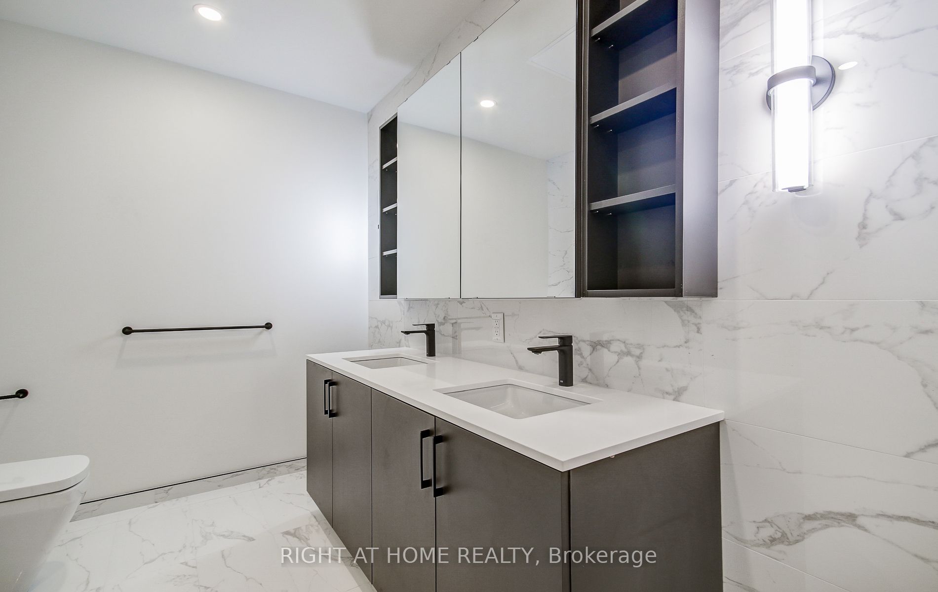689 The Queensway 504 Property Photo 29