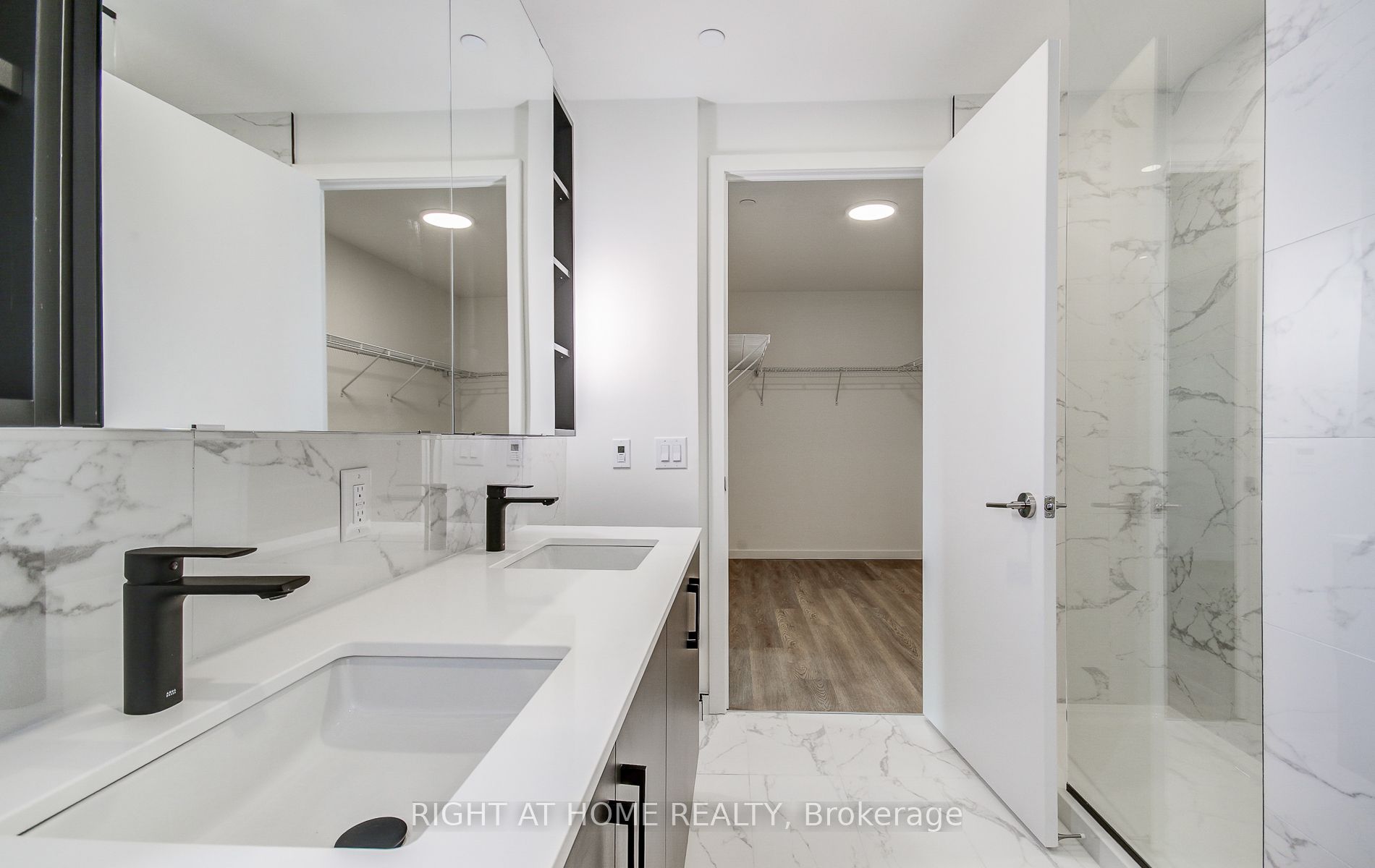 689 The Queensway 504 Property Photo 32