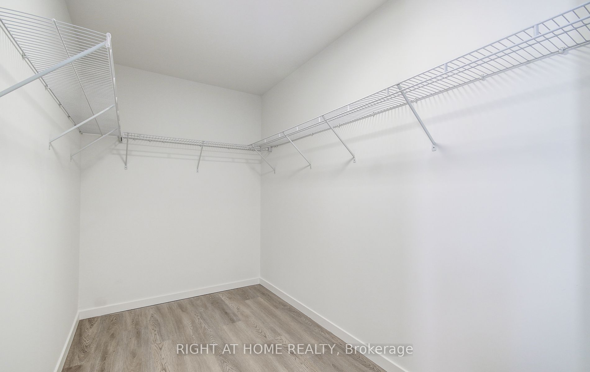 689 The Queensway 504 Property Photo 34