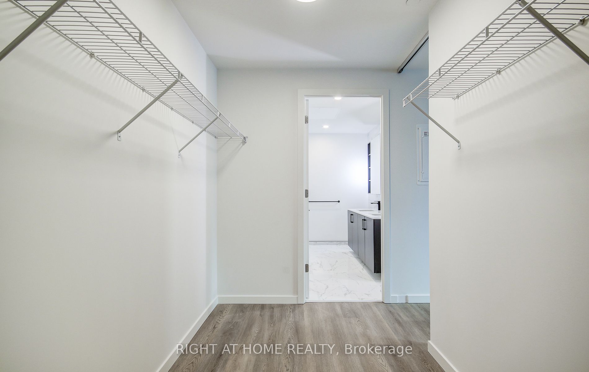 689 The Queensway 504 Property Photo 35