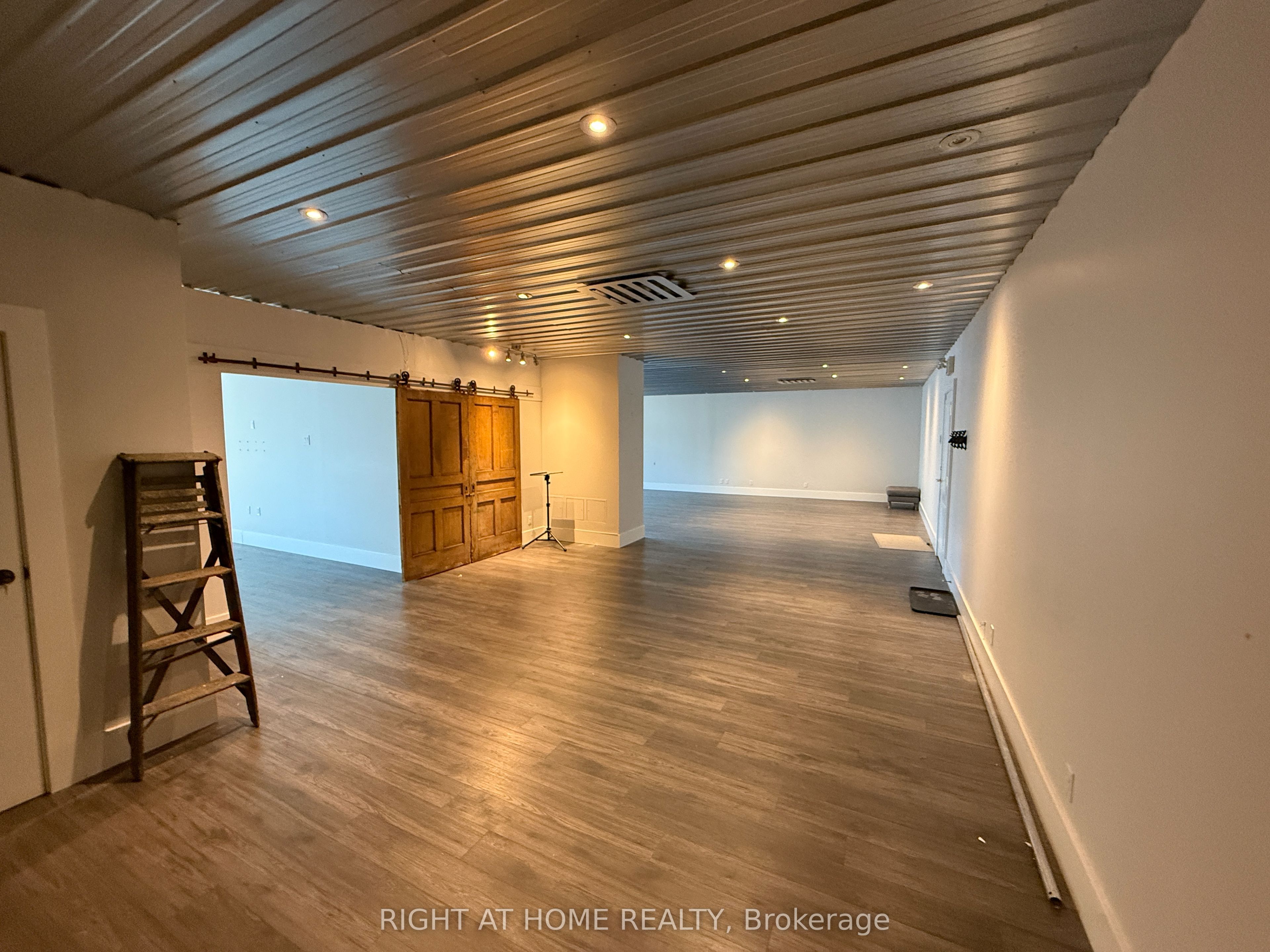 334 Lakeshore Road E 203 Property Photo 6