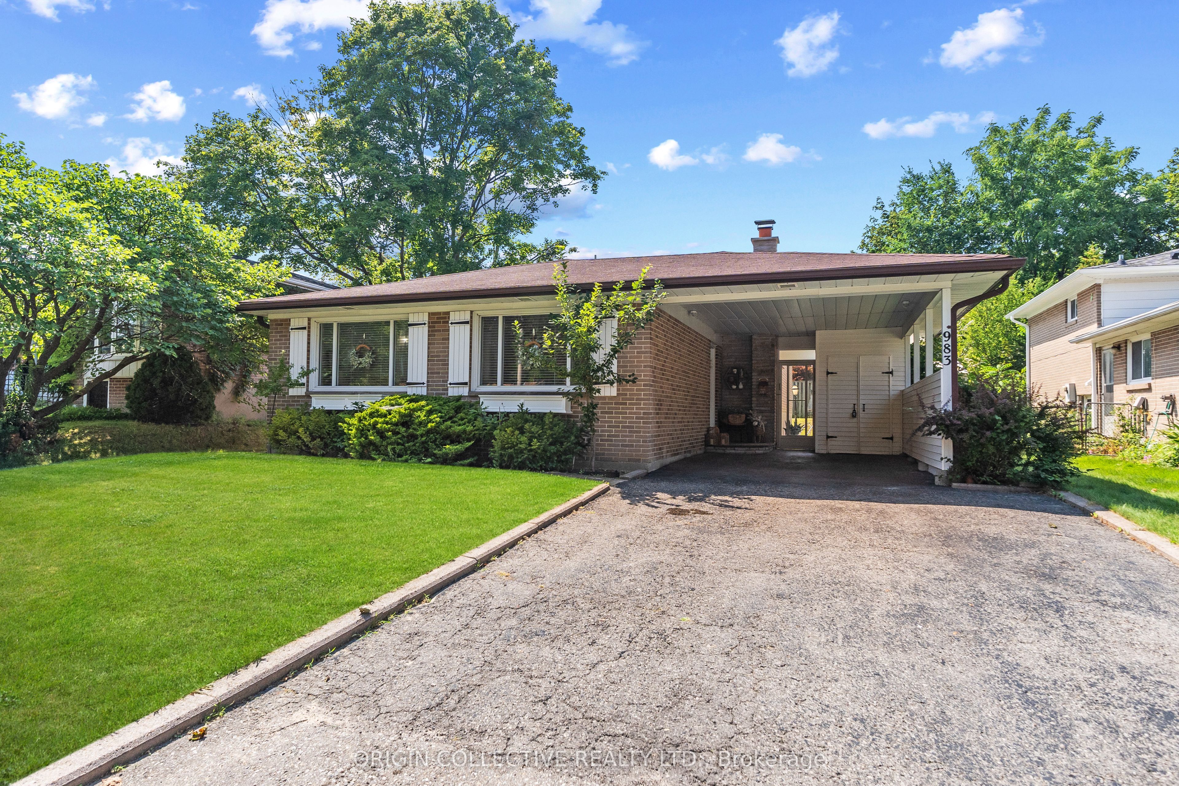 983 Parthia Crescent Property Photo 1