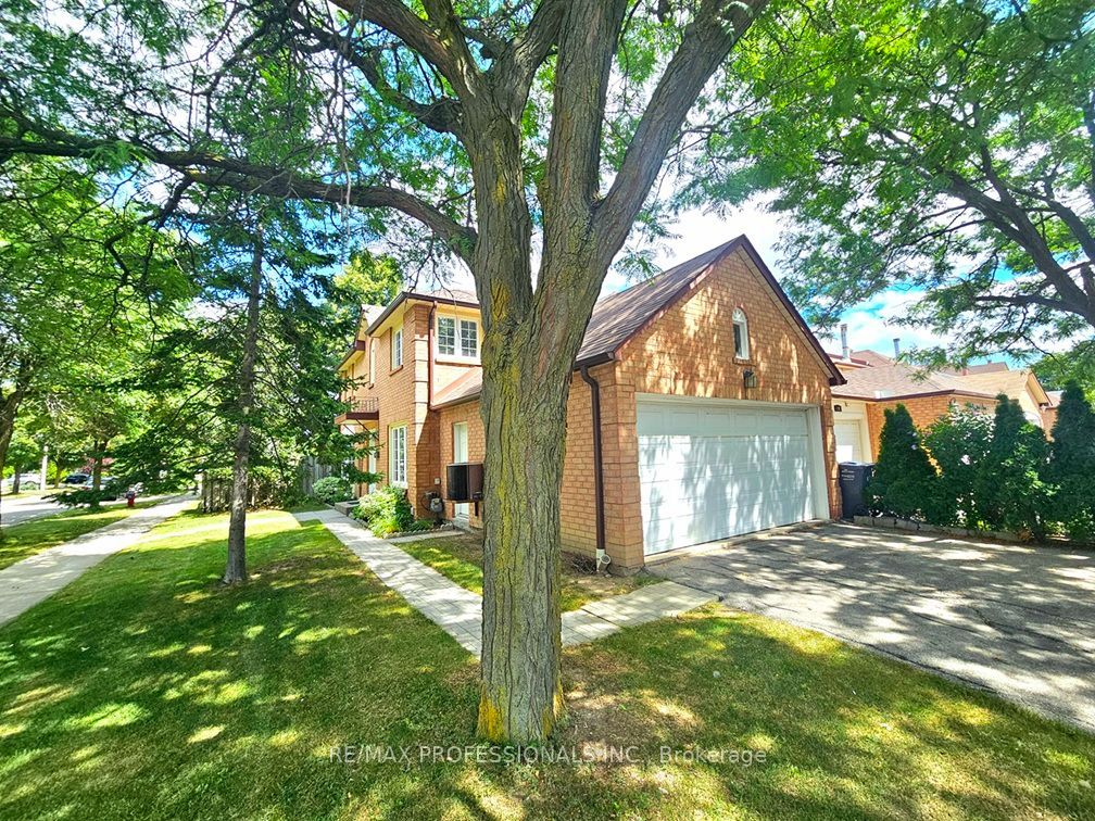 500 Silverthorne Crescent 1 Property Photo 2