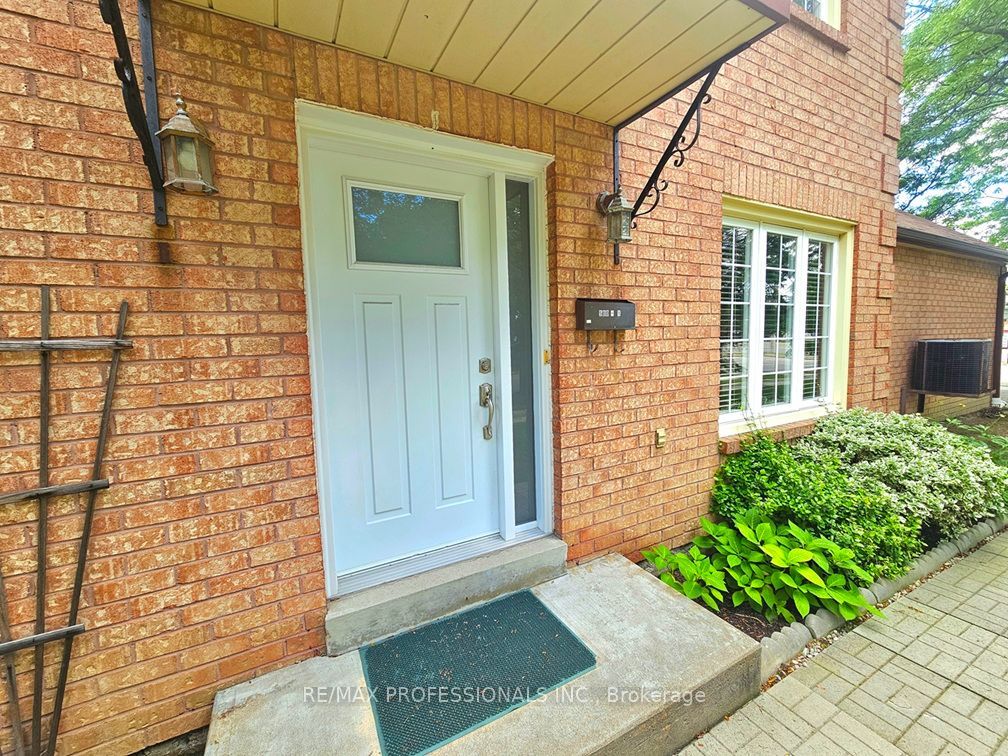500 Silverthorne Crescent 1 Property Photo 6