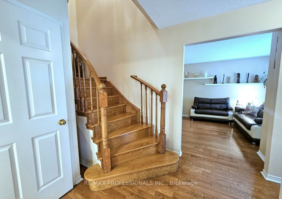 500 Silverthorne Crescent 1 Property Photo 7